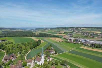 Luftaufnahme einer ländlichen Landschaft mit Dorf und Feldern