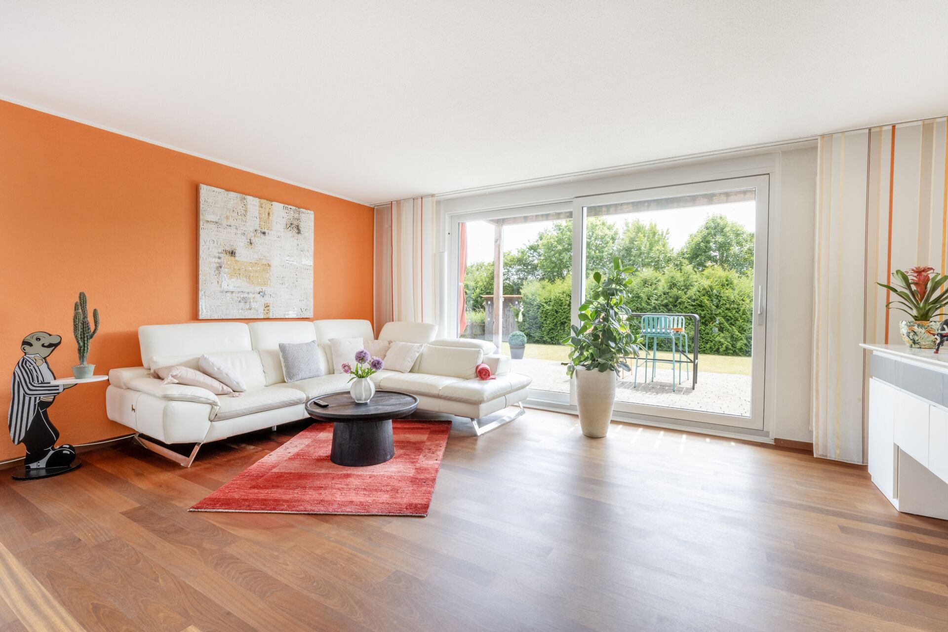 Heller Wohnraum mit Terrasse und Gartenblick