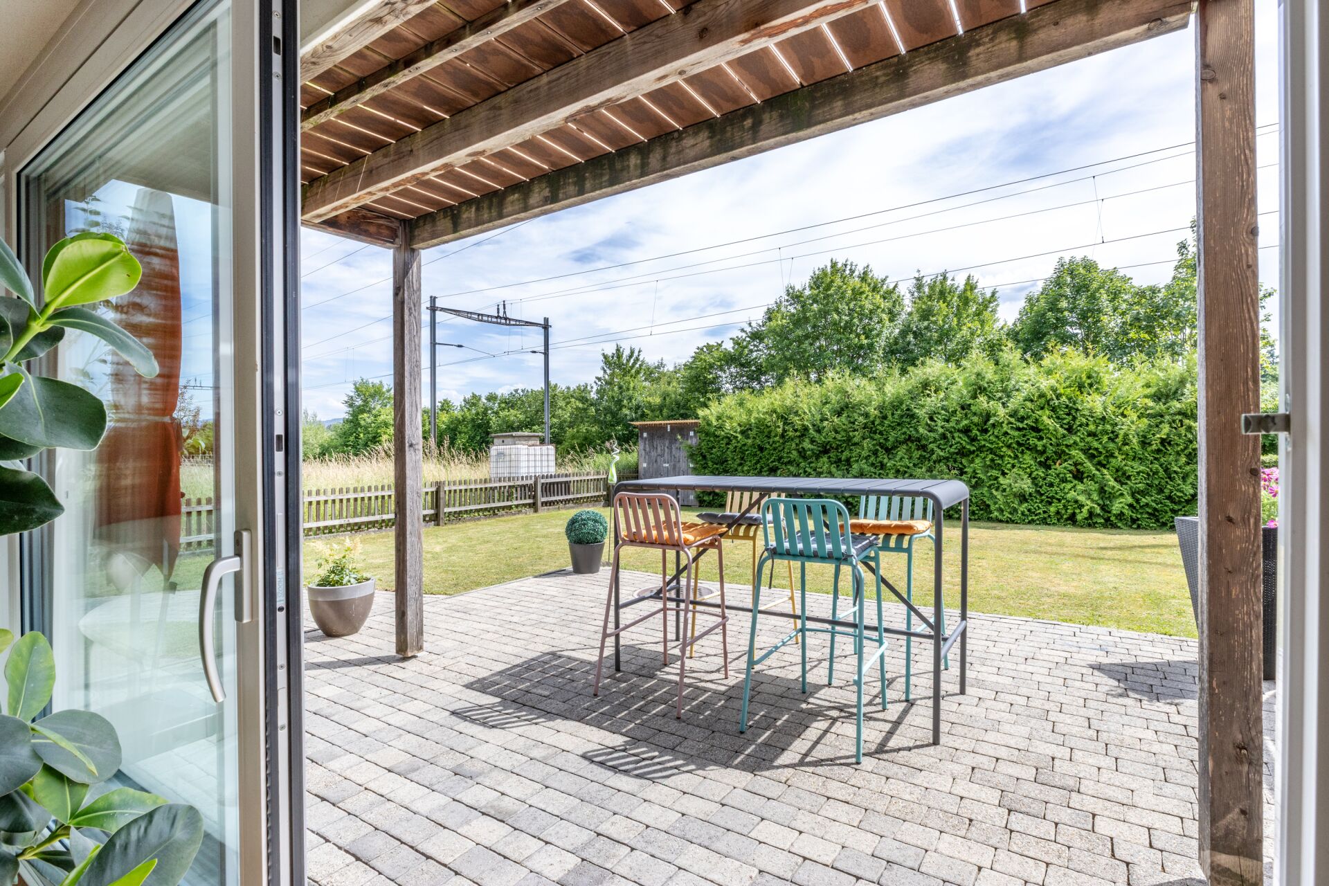 Überdachte Terrasse mit Gartenblick
