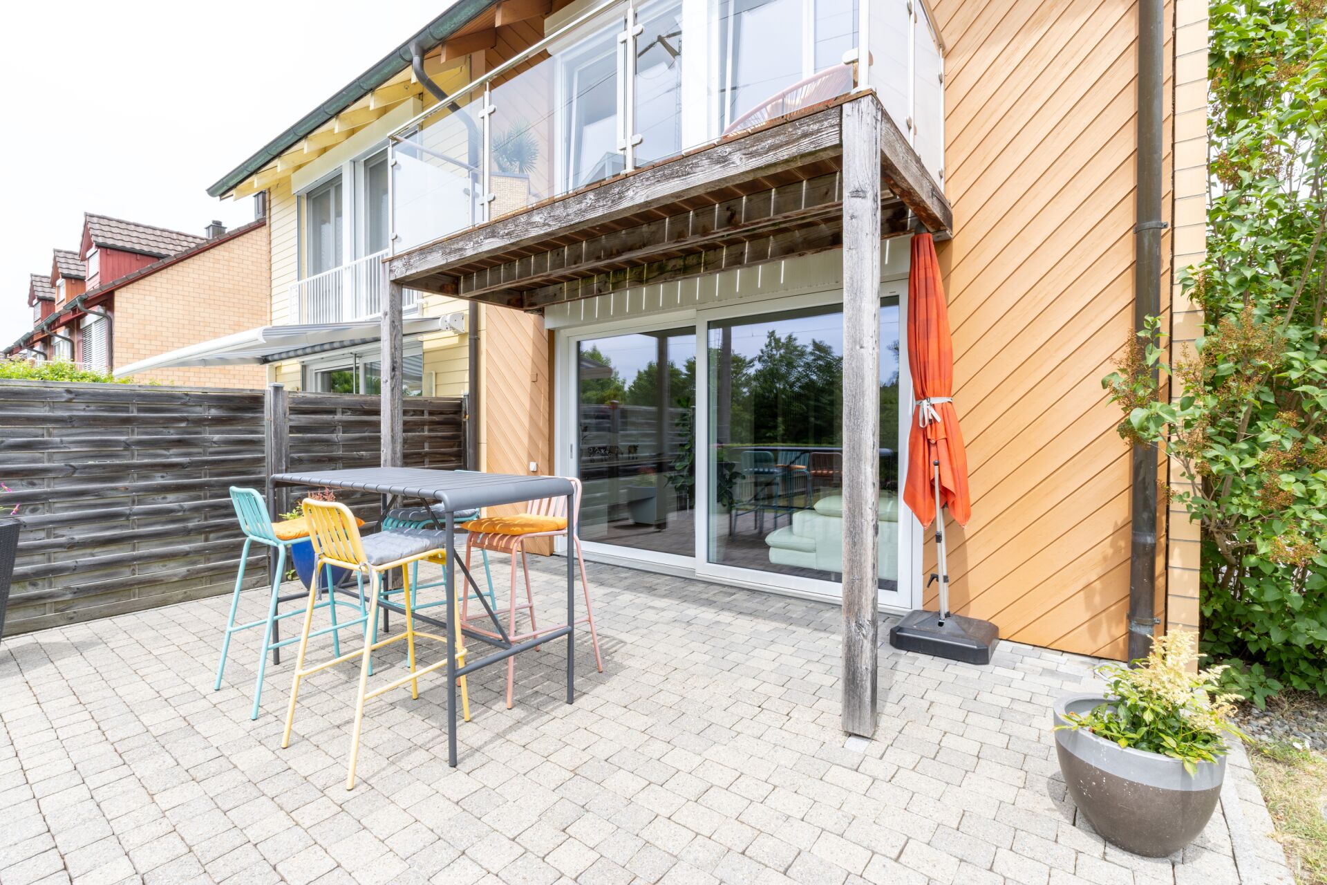 Außenbereich mit Terrasse und Pergola