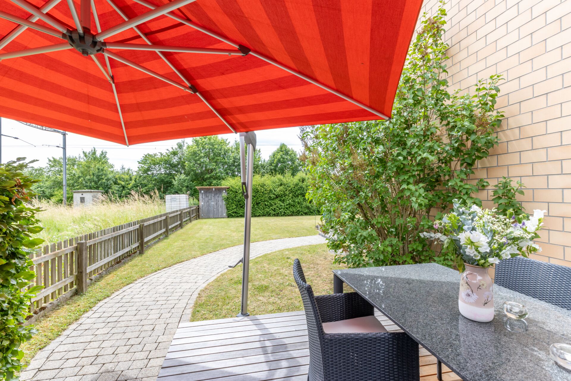 Garten-Terrasse mit Sonnenschirm