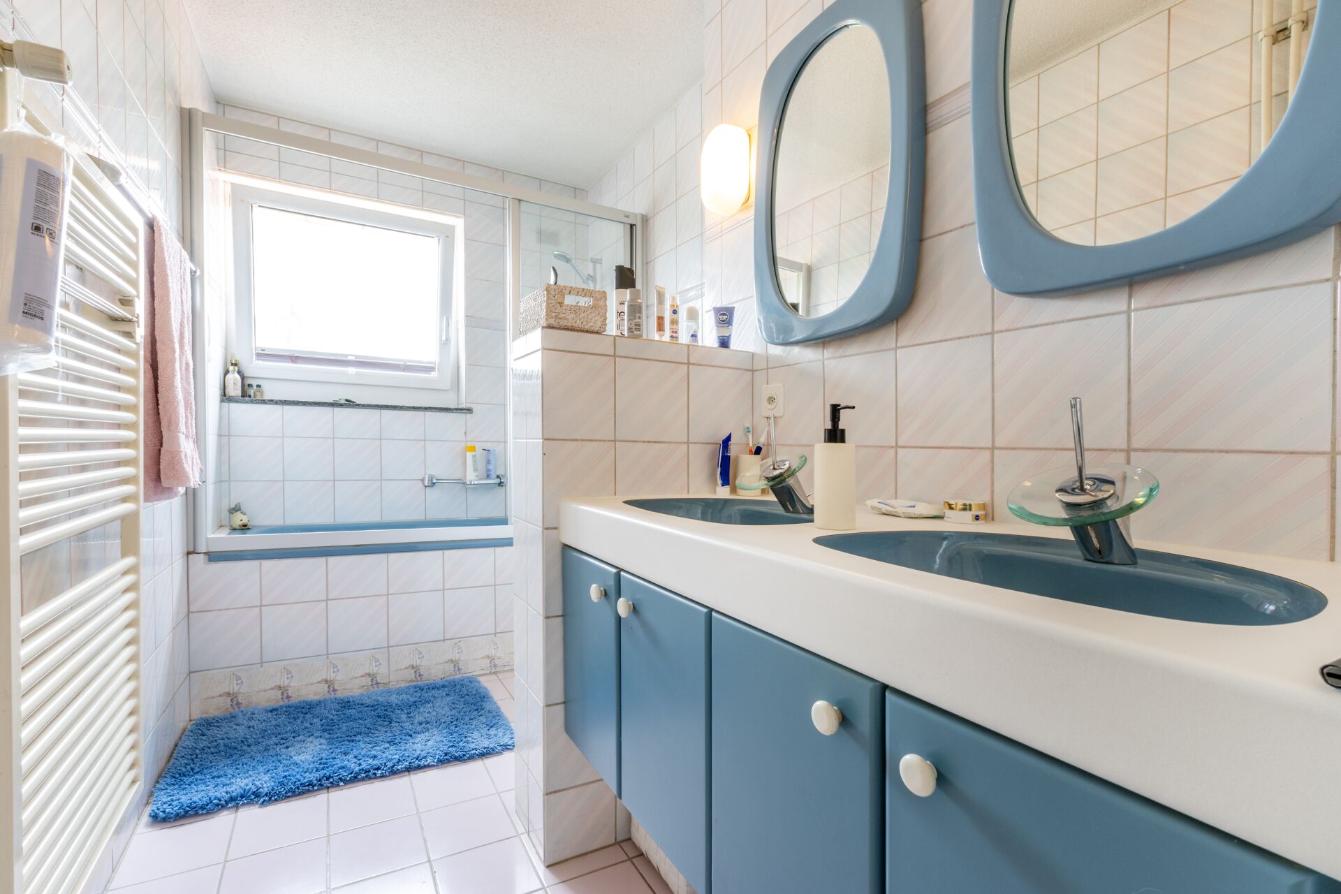 Badezimmer mit Doppelwaschtisch und Dusche