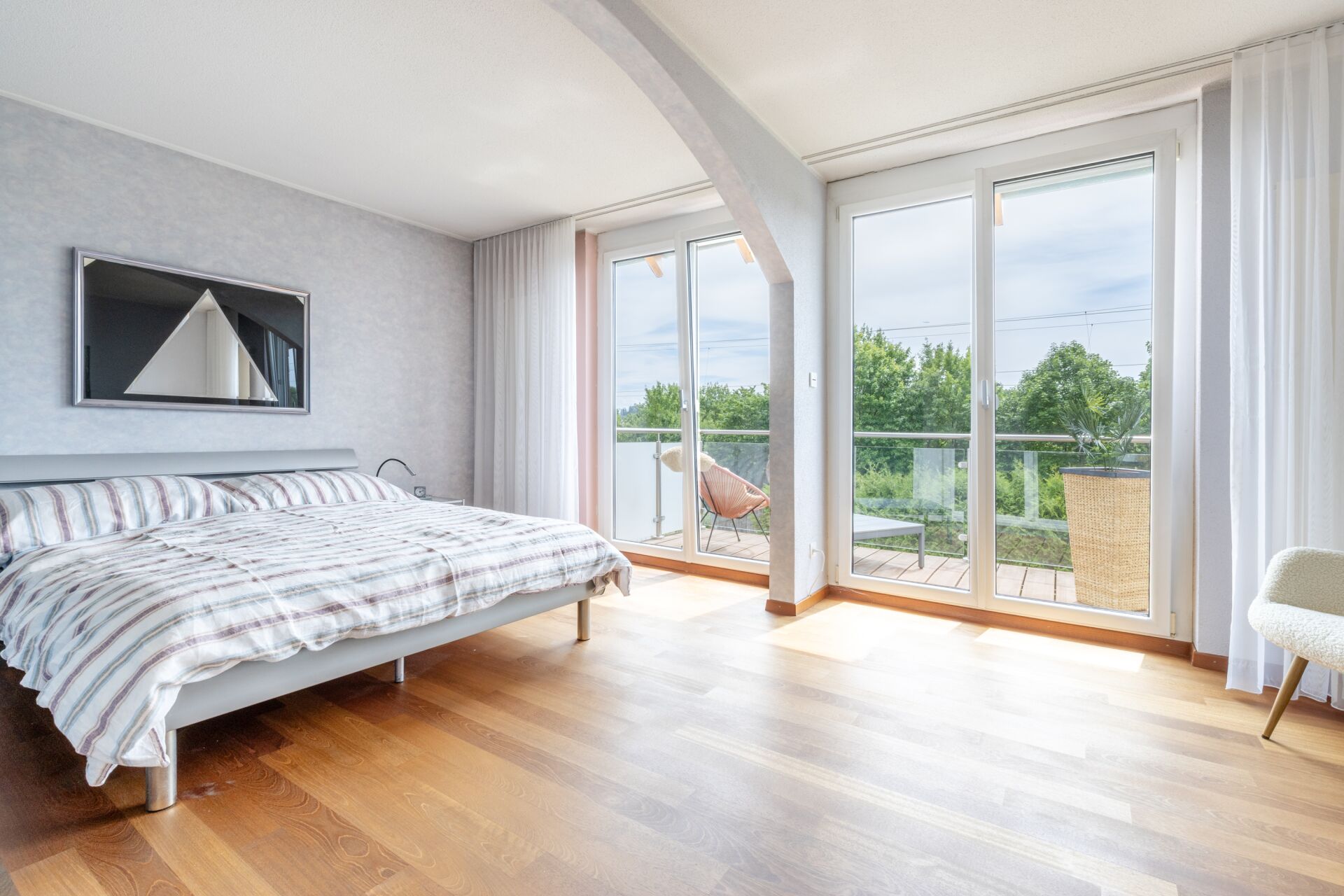 Helles Schlafzimmer mit Balkonblick
