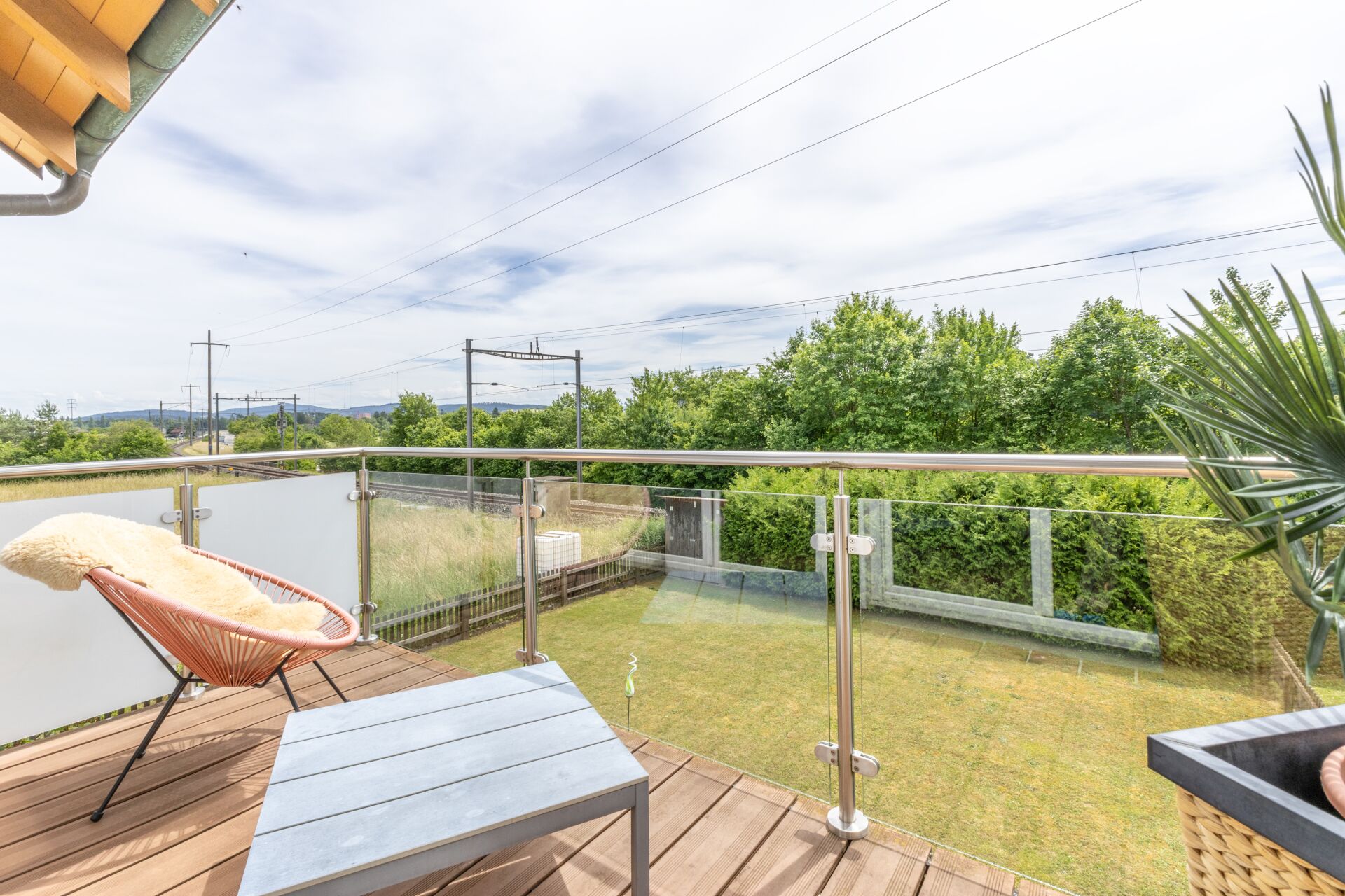 Balkon mit weitem Grünblick
