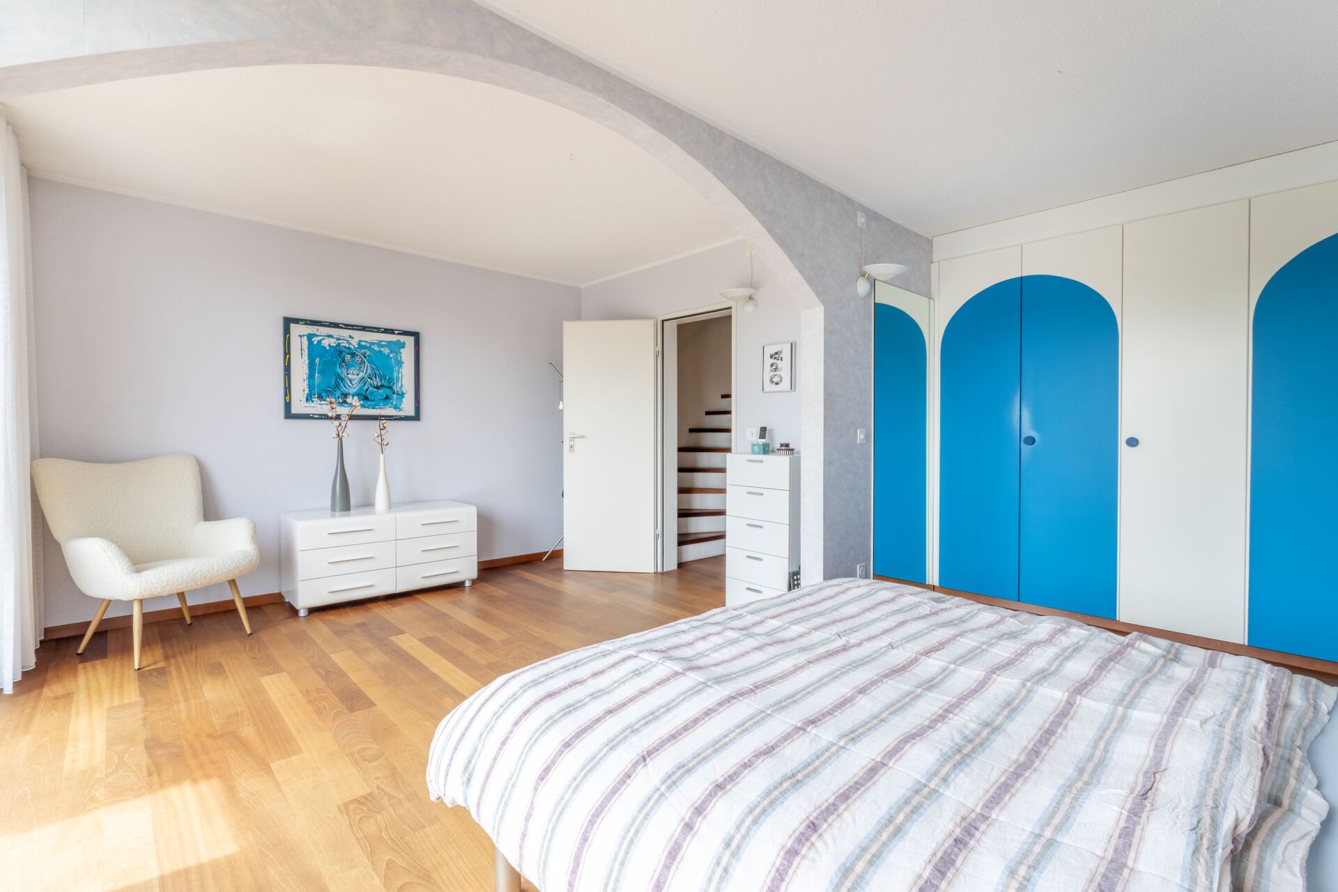Helles Schlafzimmer mit farbigen Einbauschränken