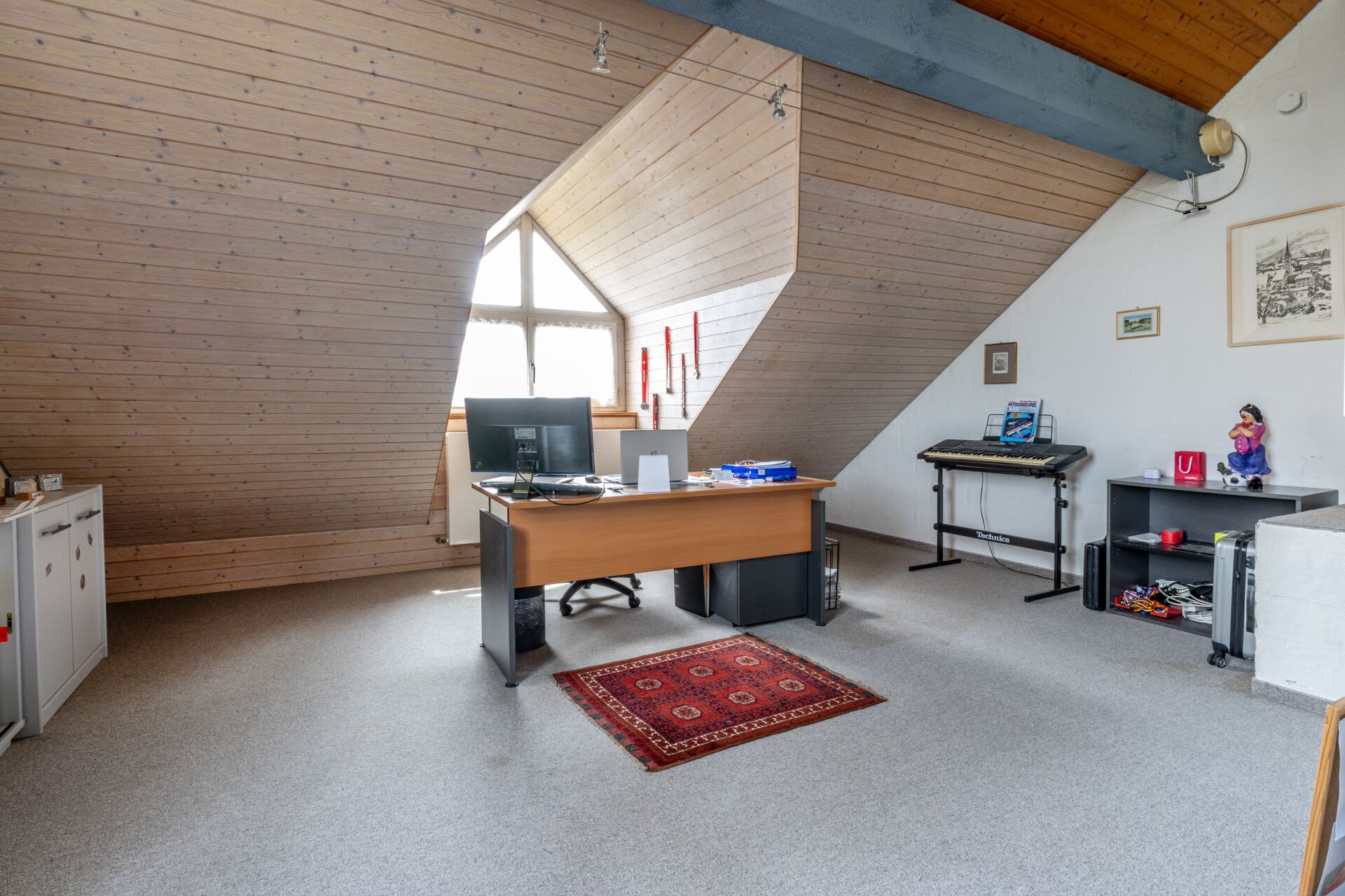 Dachgeschoss-Arbeitszimmer mit Holzverkleidung
