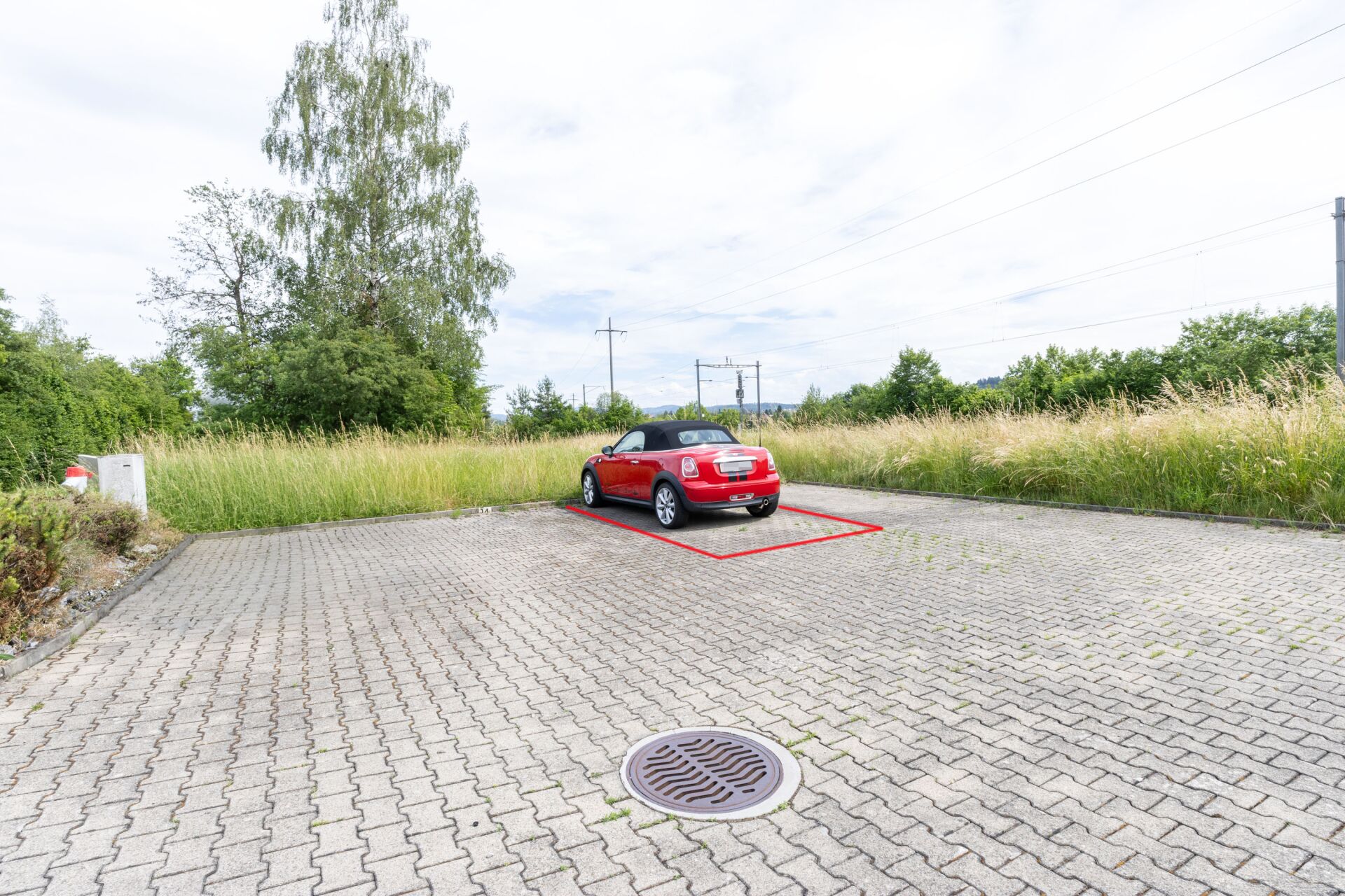 Parkplatz mit rotem Cabrio