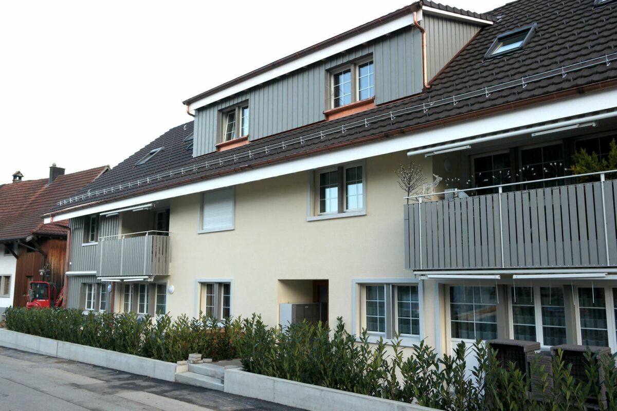 Mehrfamilienhaus mit Balkonen