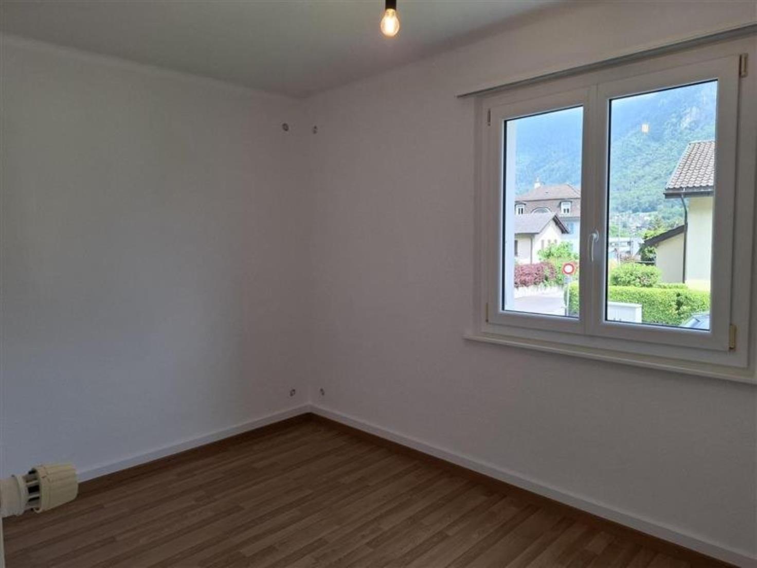 Leeres Zimmer mit Fensterblick