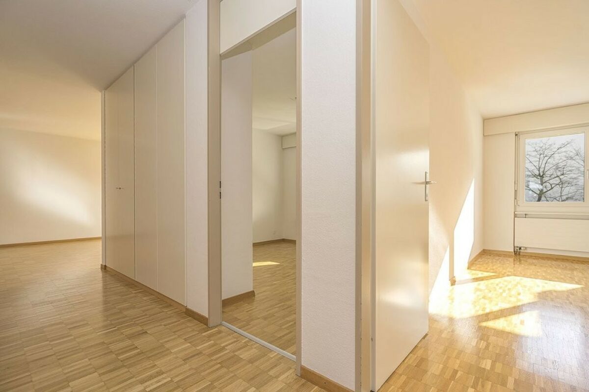 Heller Wohnraum mit Einbauschrank und Tür