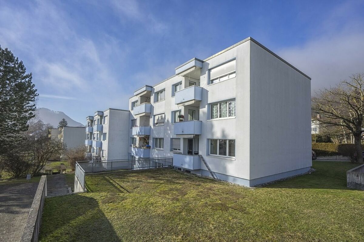 Mehrfamilienhaus mit Balkonen
