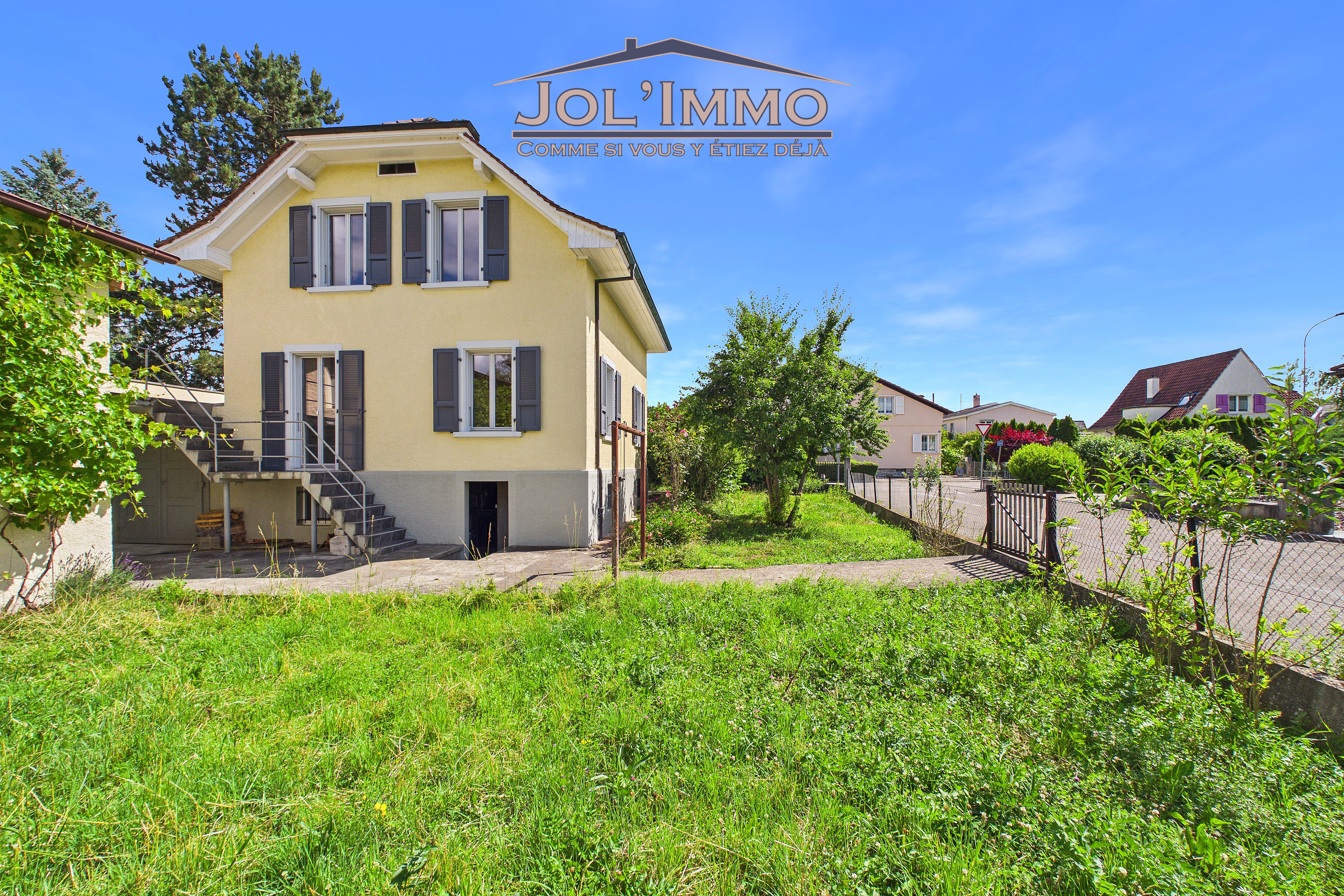 Einfamilienhaus mit Gartenansicht