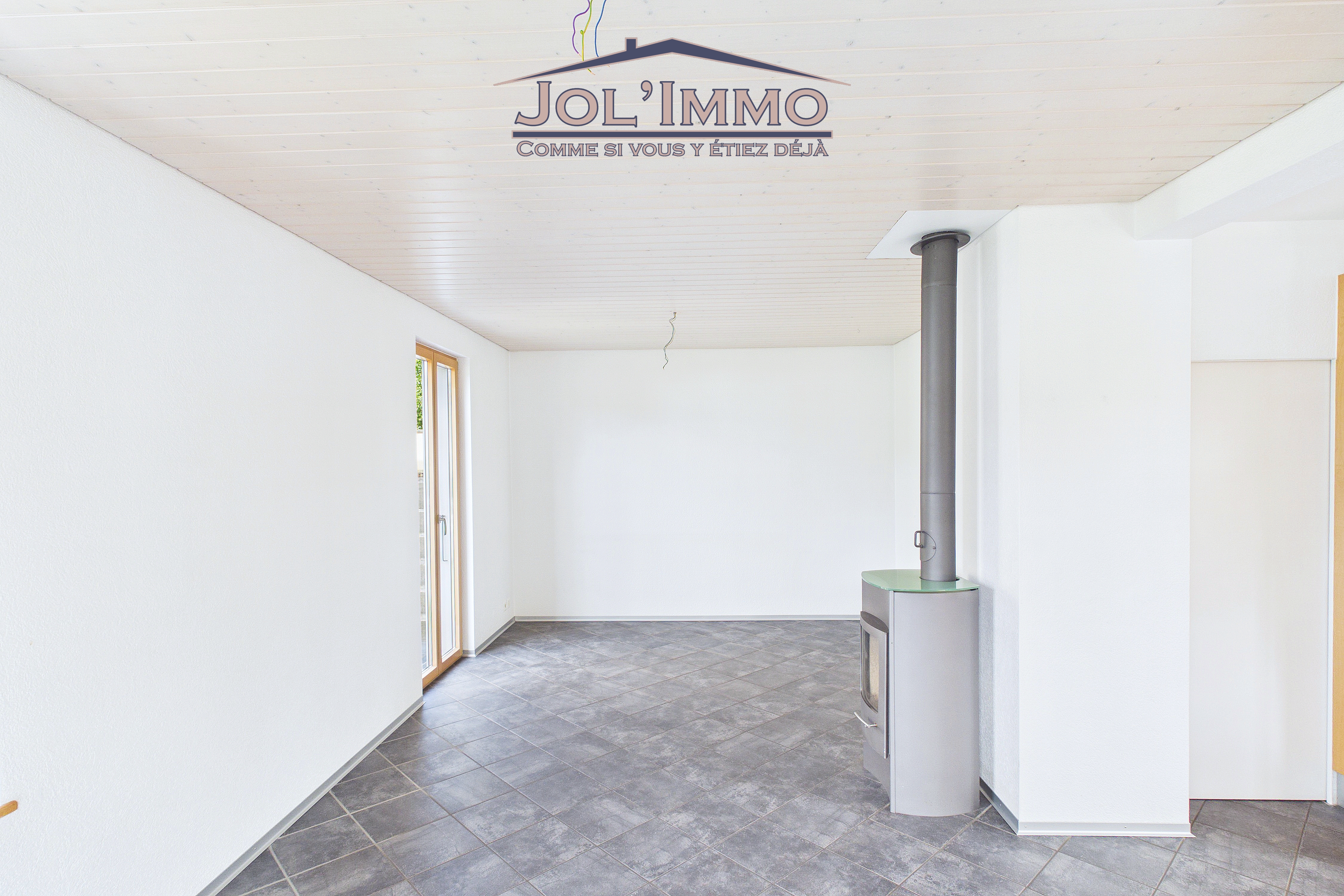 Heller Wohnraum mit Kaminofen