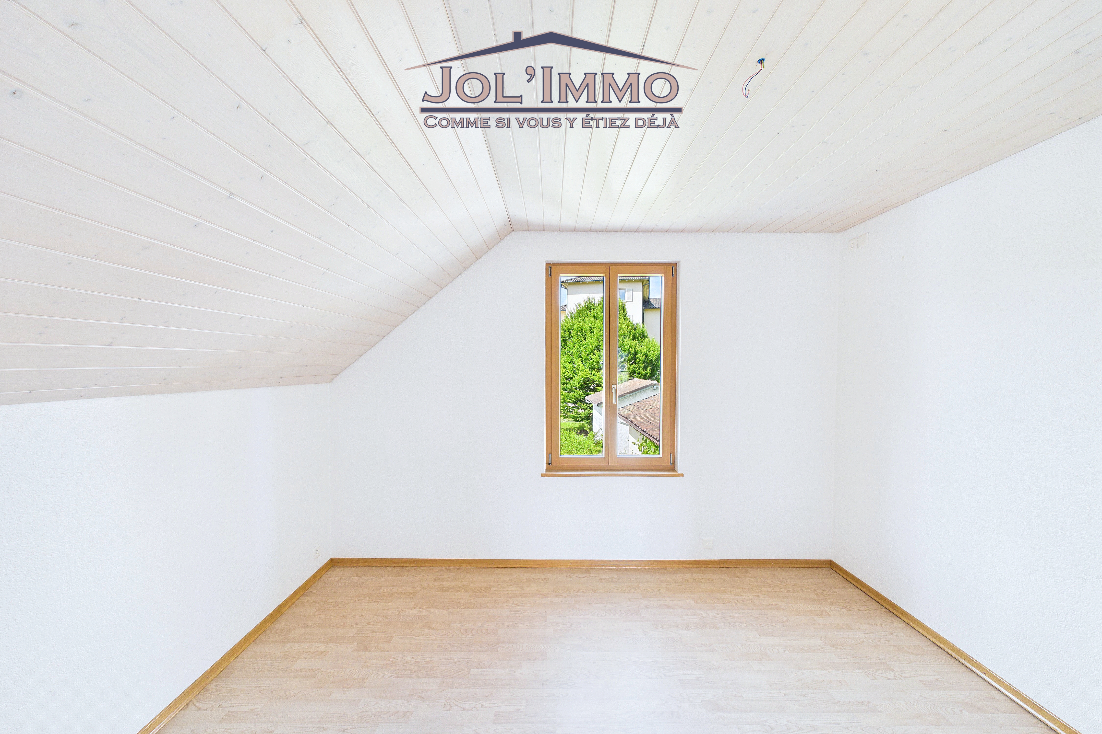 Heller leerer Dachraum mit Fenster