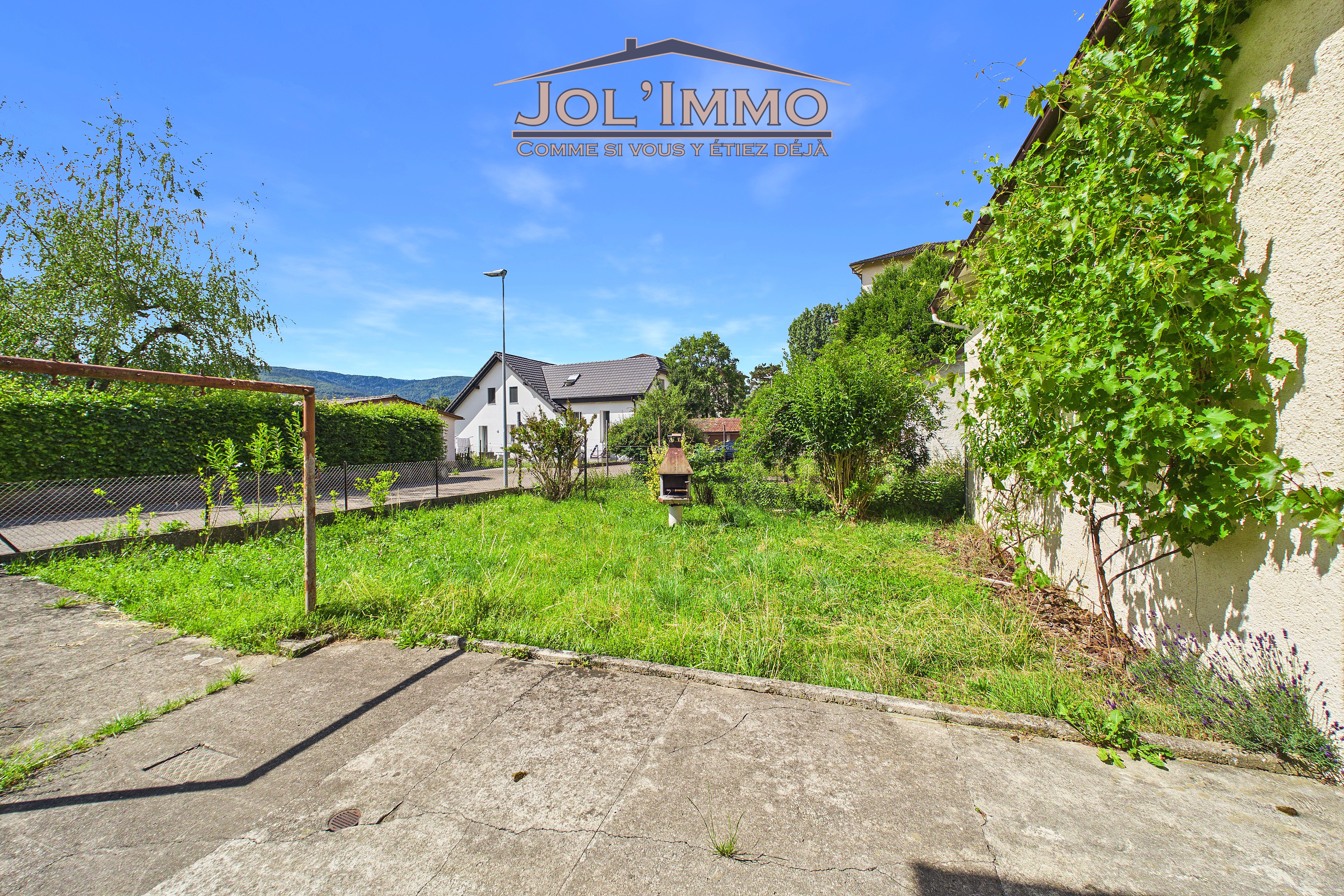 Garten mit Blick auf Nachbarhäuser