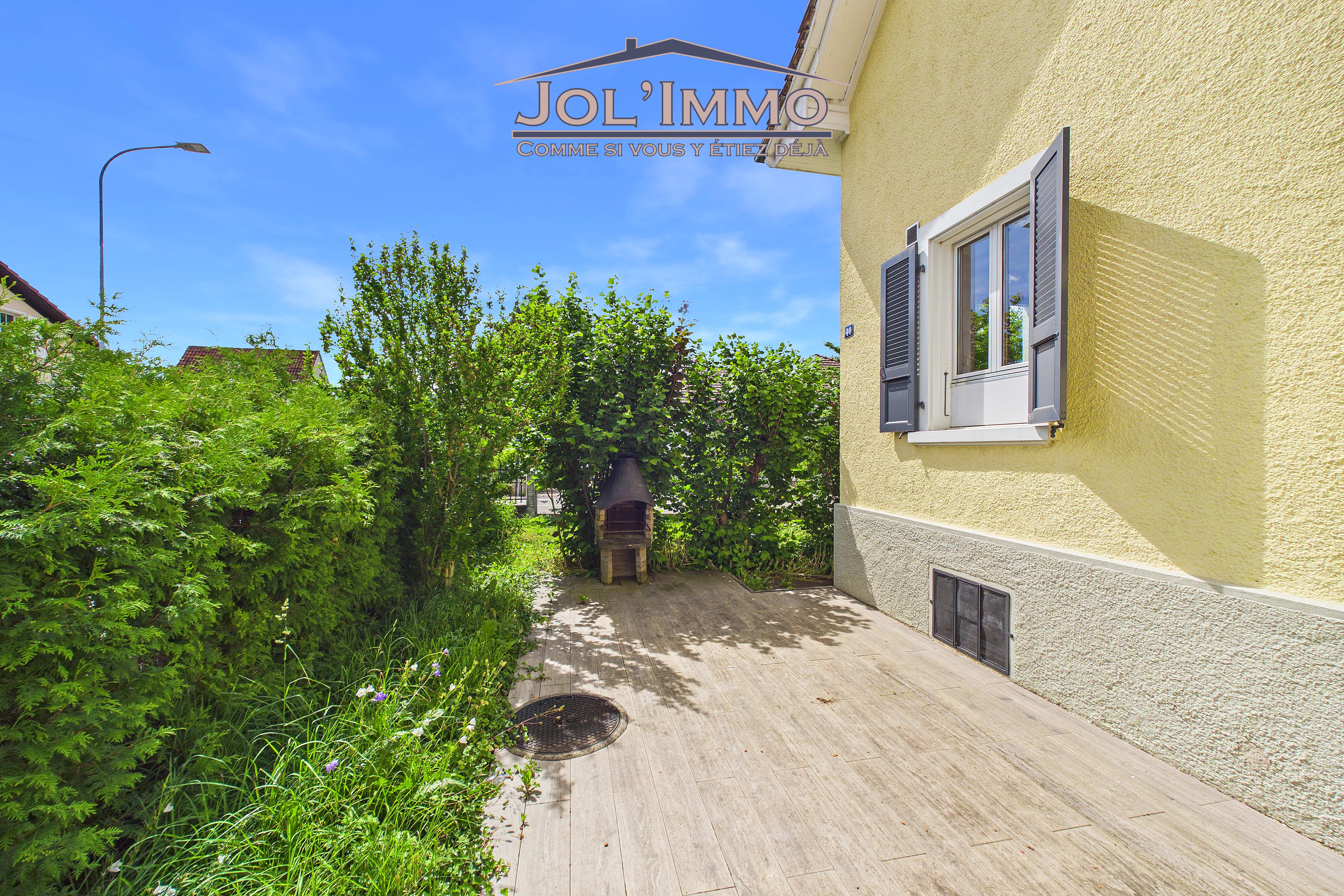 Hausseite mit Garten und Terrasse