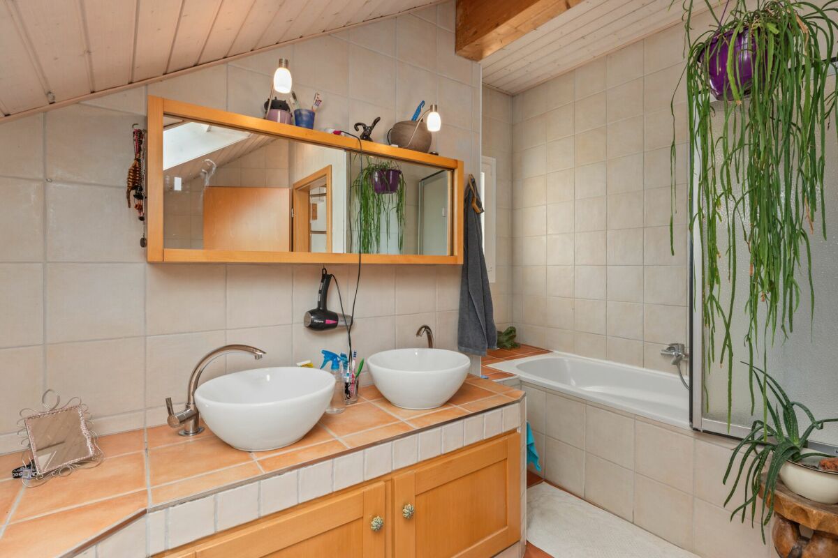 Modernes Badezimmer mit Doppelwaschbecken und Badewanne
