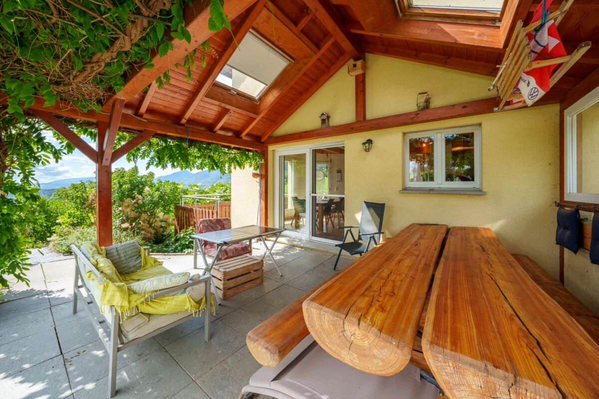 Überdachte Terrasse mit Bergblick