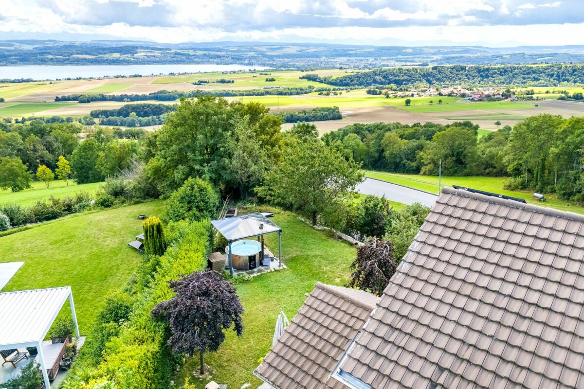Luftaufnahme eines Grundstücks mit Panoramablick