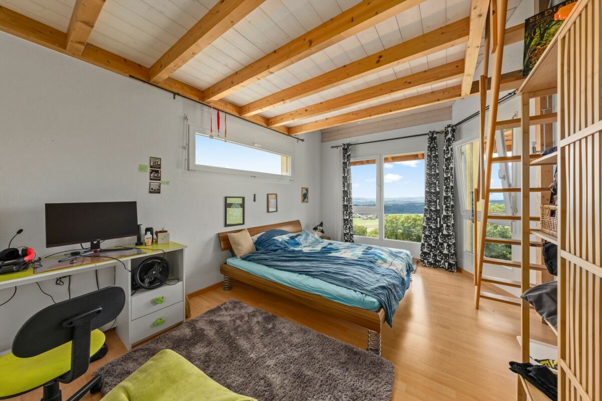 Helles Schlafzimmer mit Arbeitsbereich und Ausblick