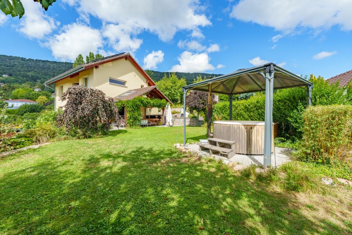 Garten mit Pavillon und Whirlpool