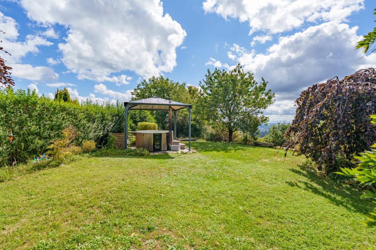 Garten mit Pavillon und Whirlpool