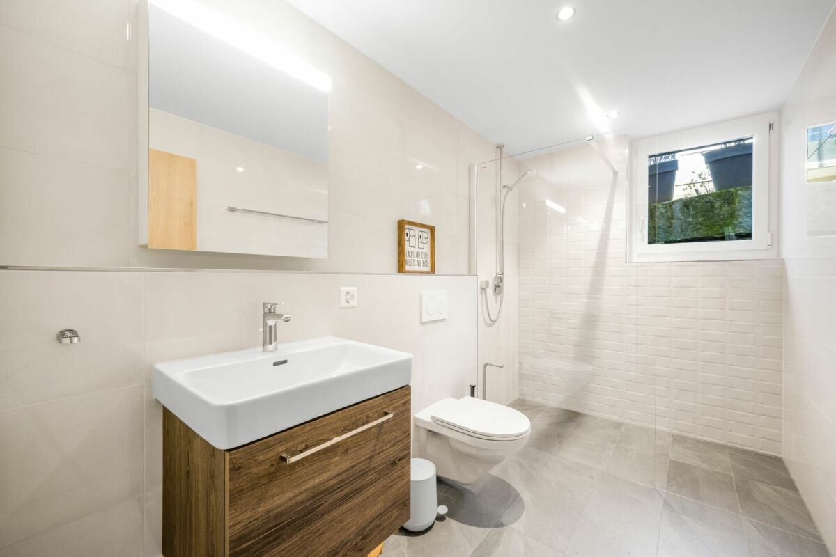 Modernes Badezimmer mit Dusche und Waschtisch