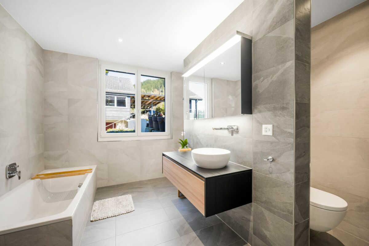 Modernes Badezimmer mit Badewanne und Waschtisch