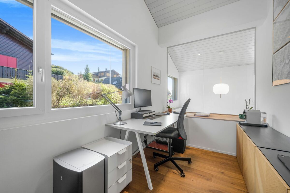 Helles Homeoffice mit großem Fenster