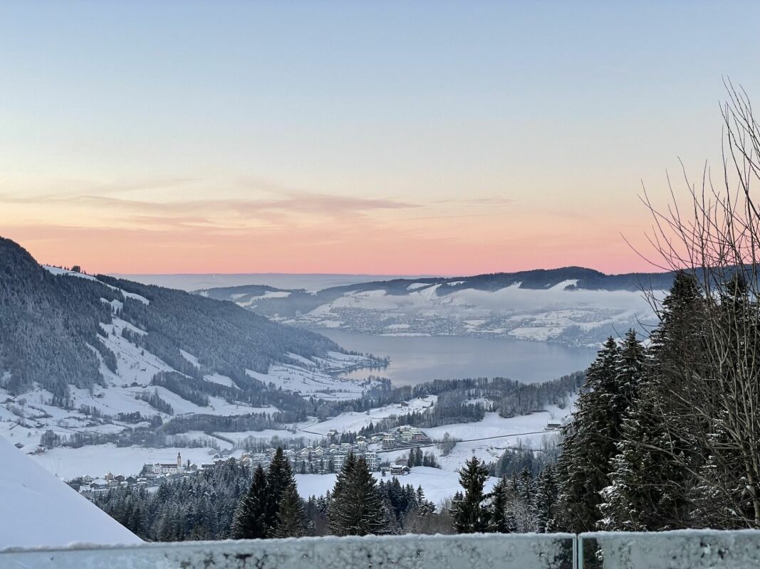 Winterliche Berg- und Seelandschaft bei Sonnenuntergang