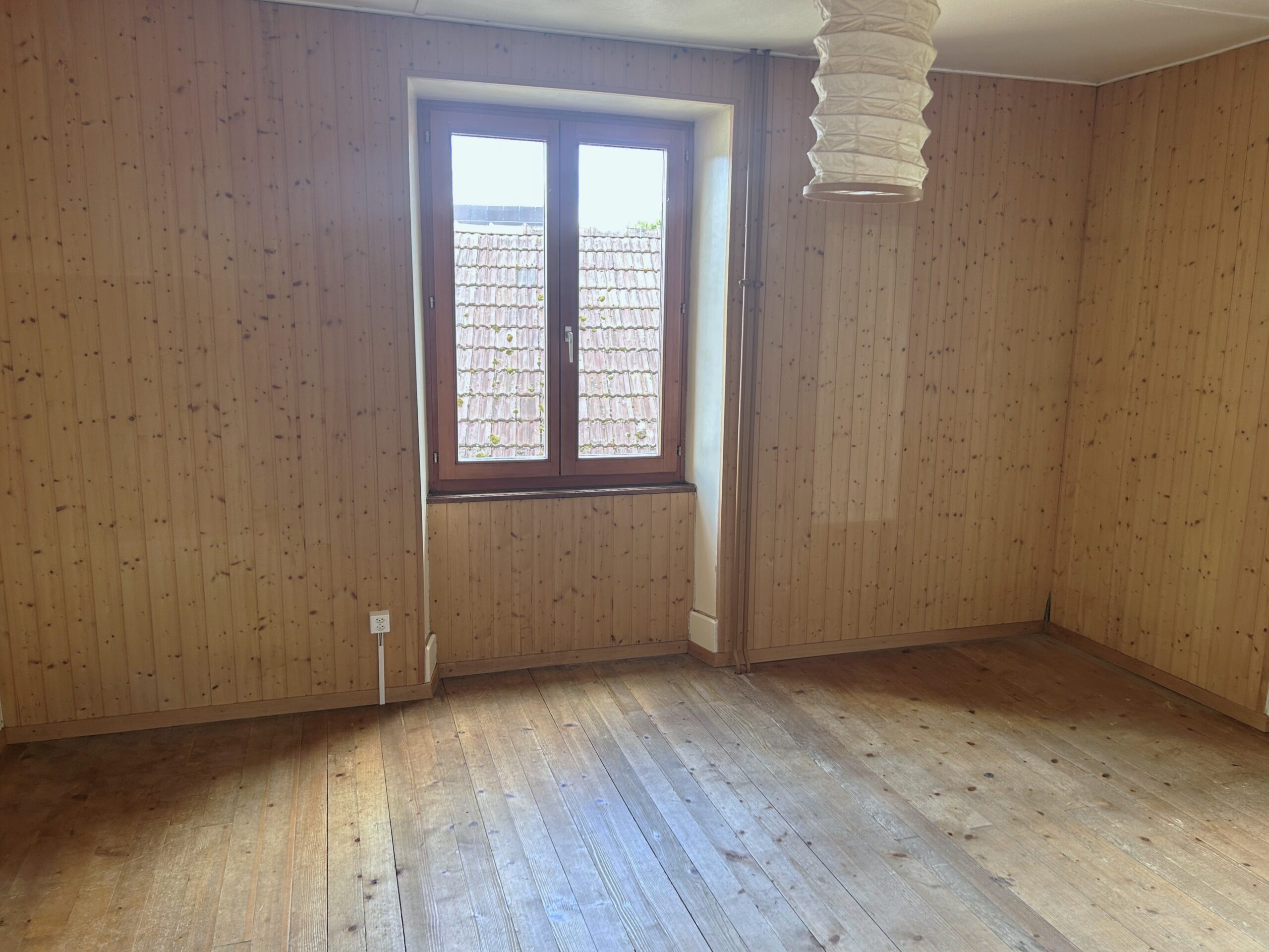 Leeres Holz-Zimmer mit Fenster