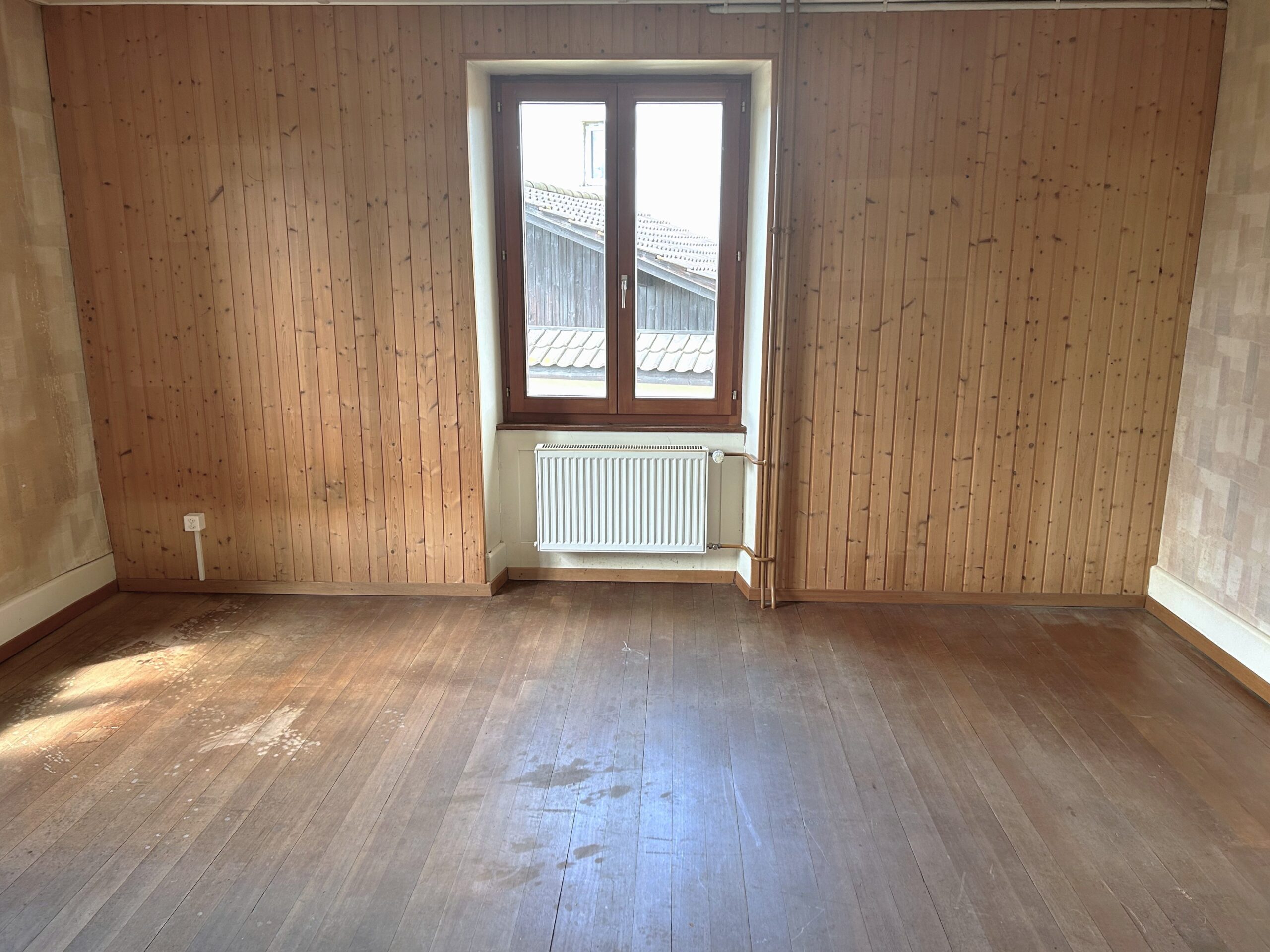 Leeres Zimmer mit Holzverkleidung