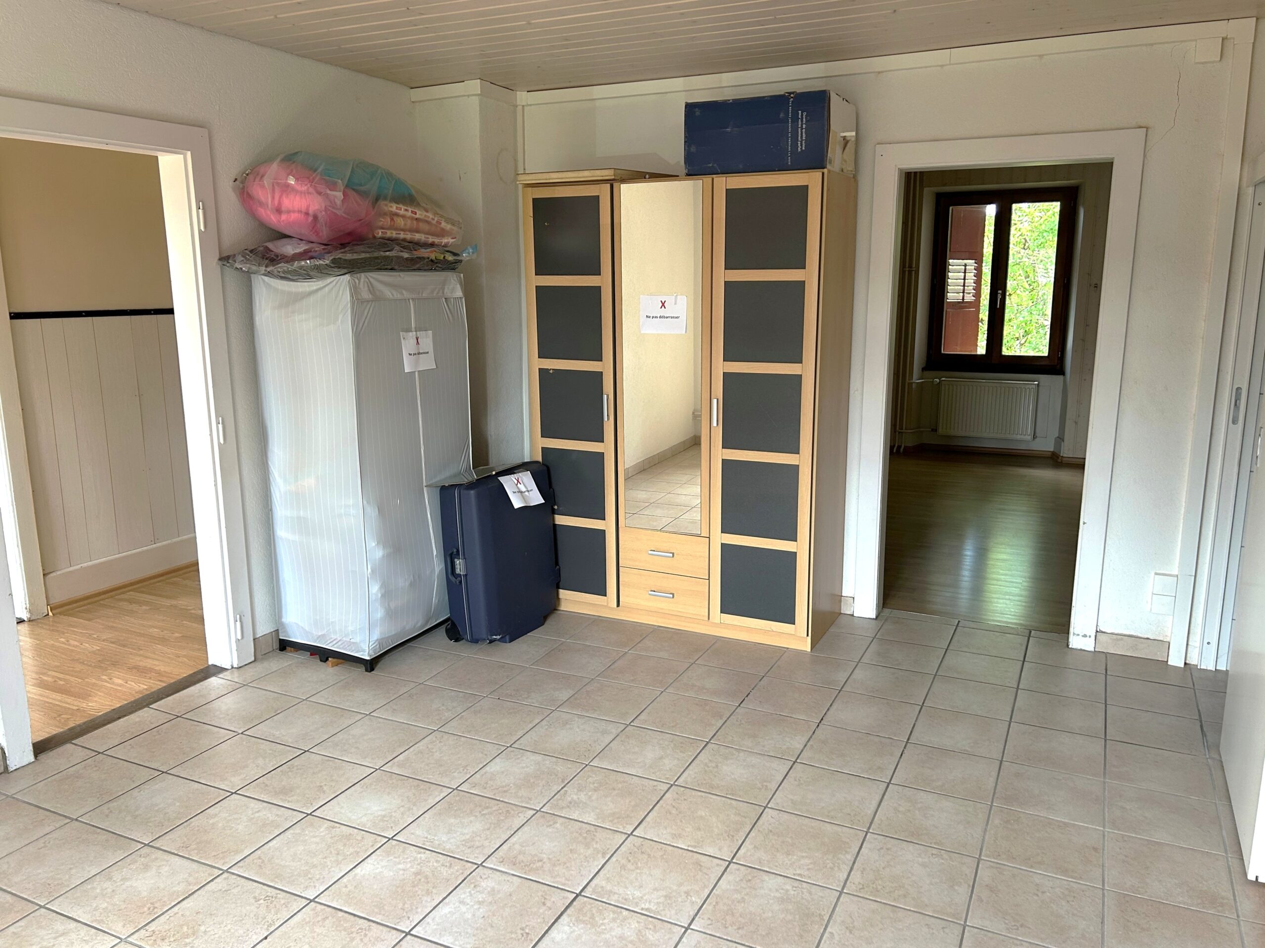 Innenraum mit Fliesenboden und Möbeln