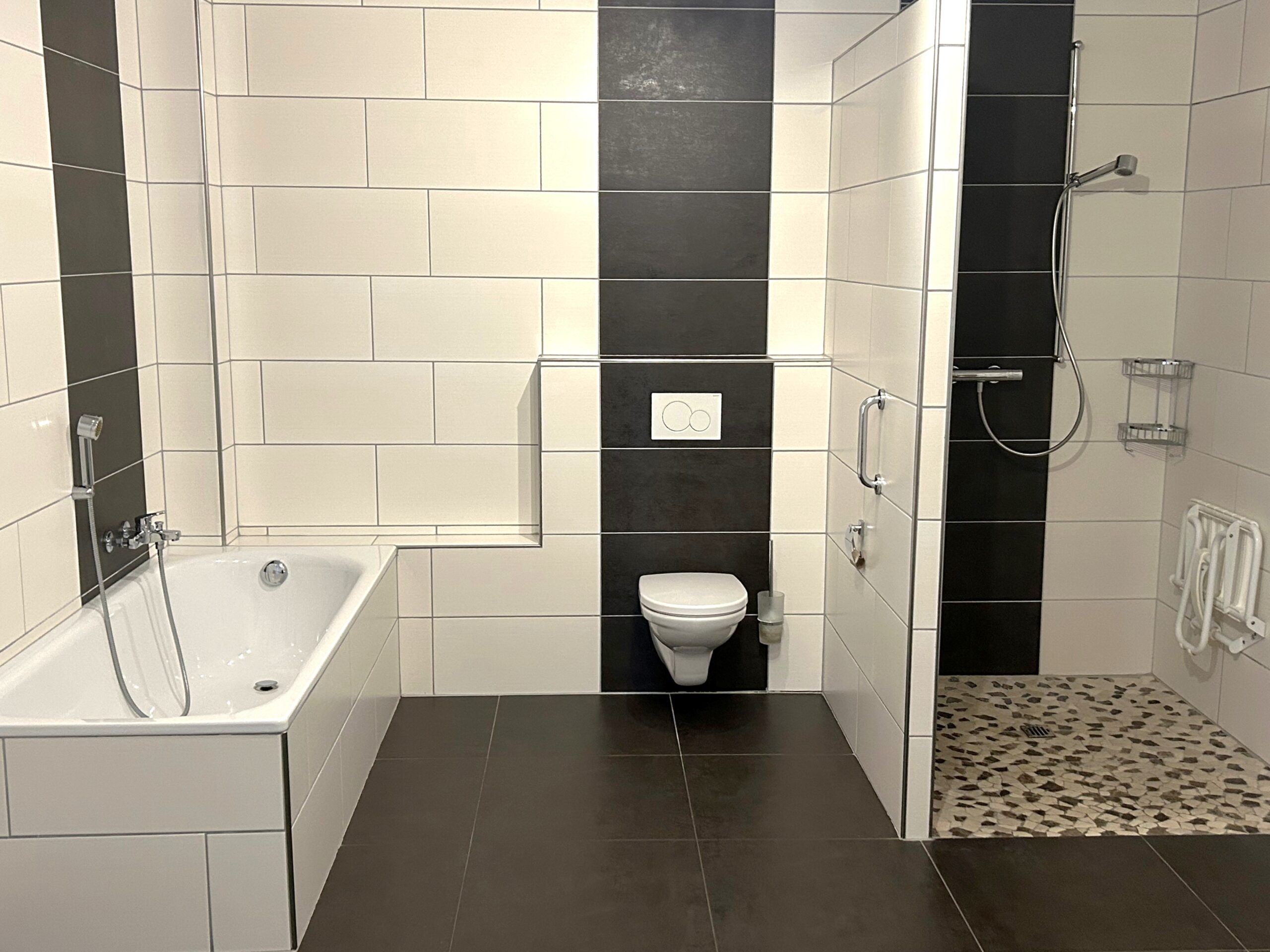 Modernes Badezimmer mit Badewanne, WC und Dusche