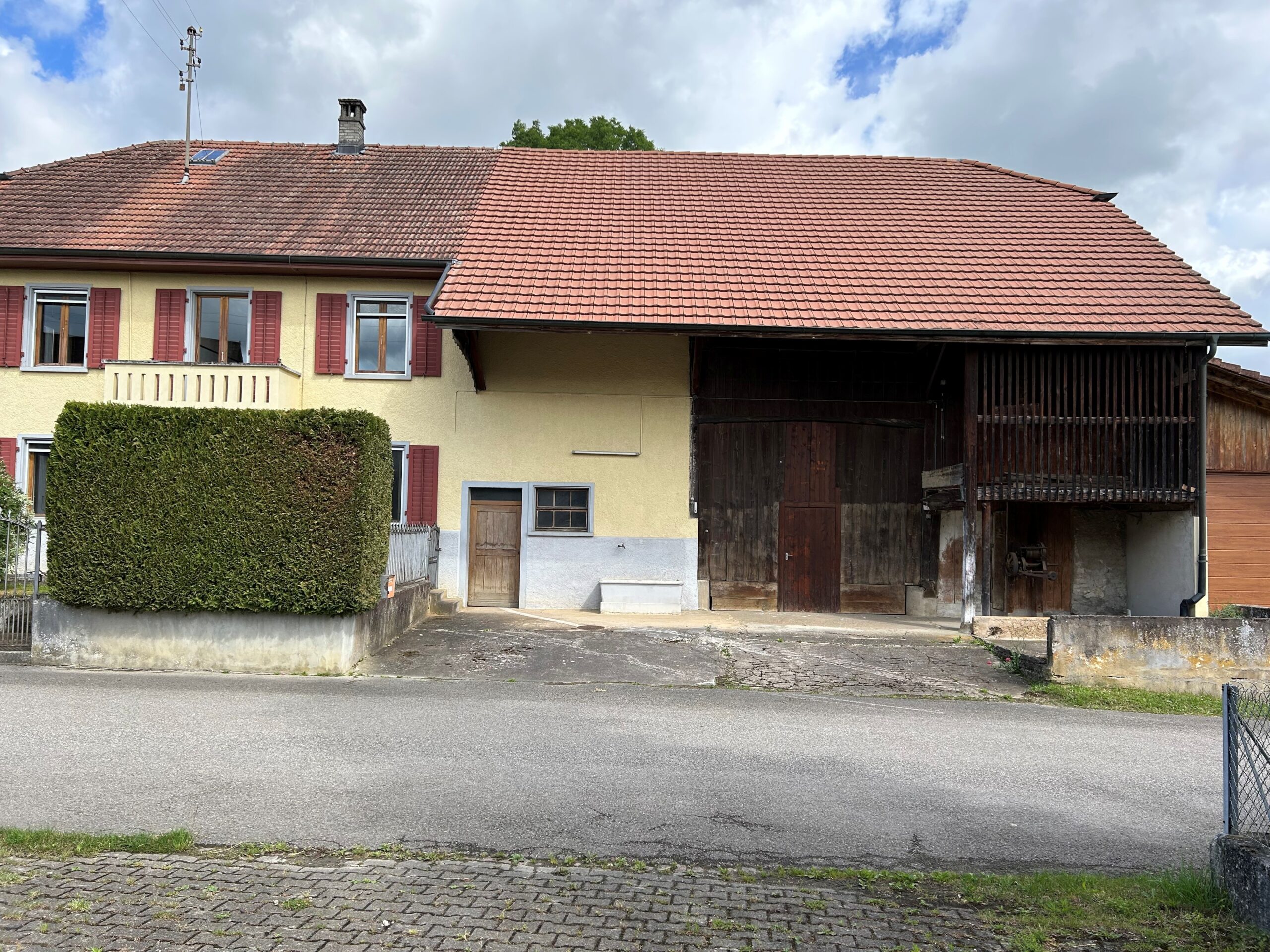 Ländliches Wohnhaus mit großem Scheunenteil
