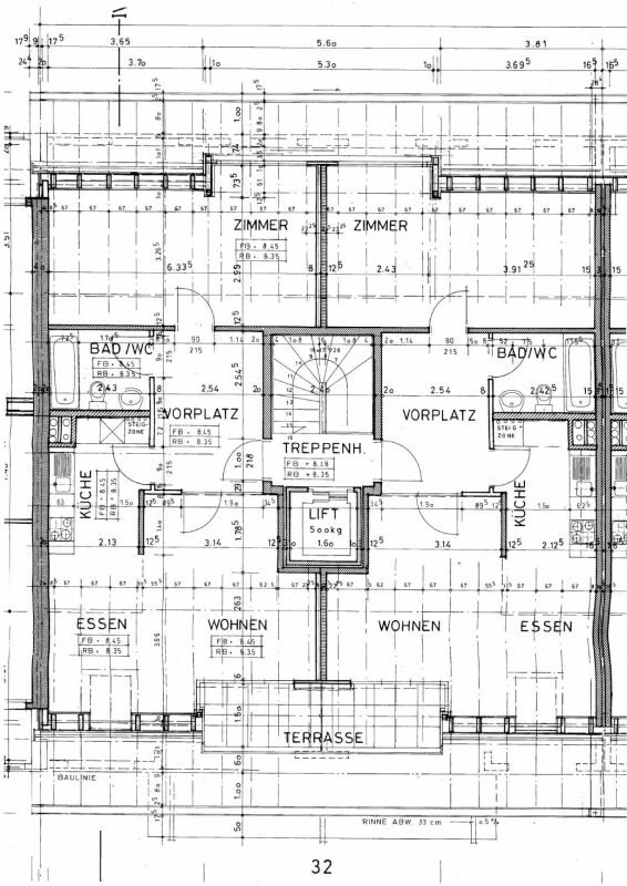 Grundriss mit zwei Wohnungen und zentralem Treppenhaus