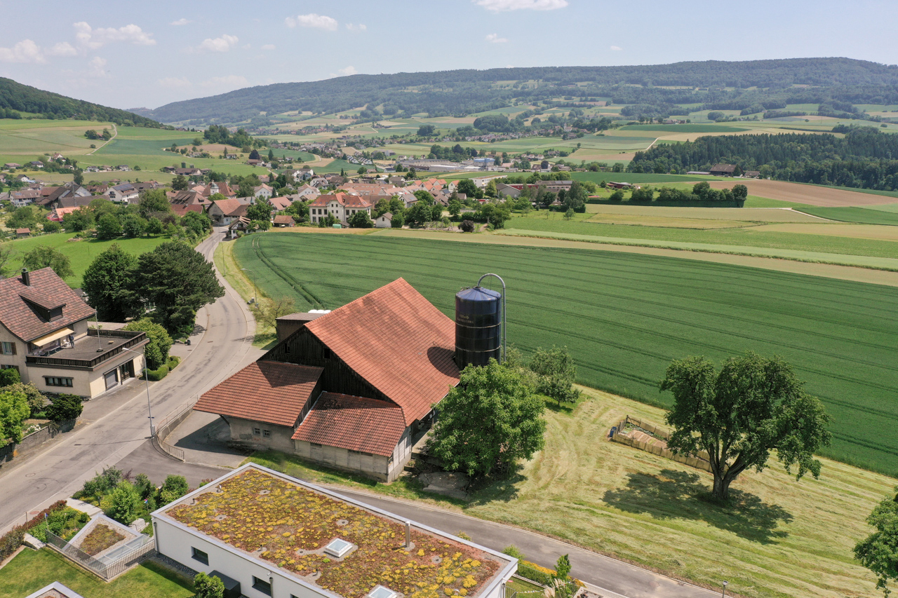 Ländliche Luftaufnahme mit Bauernhof und Feldern