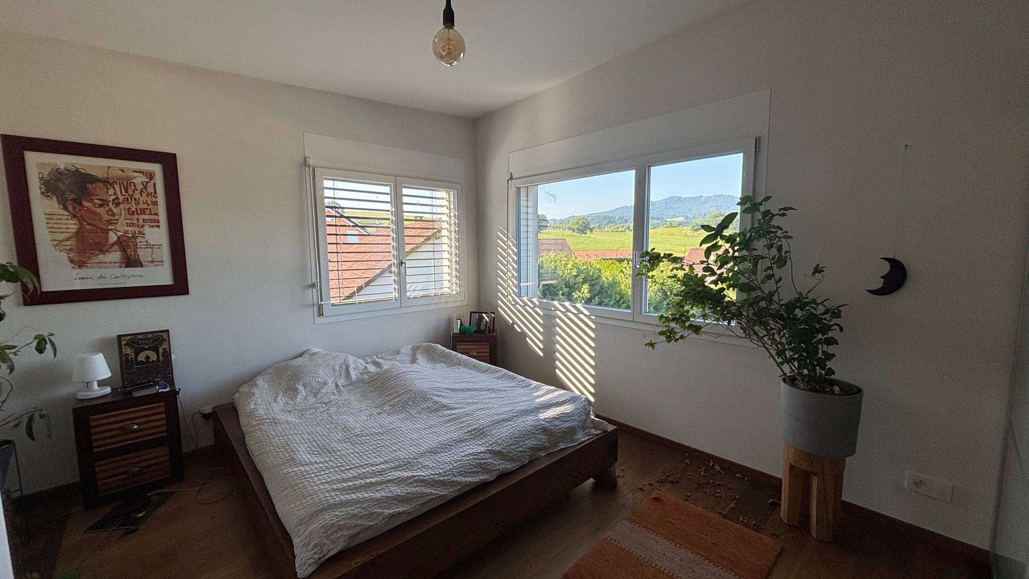 Helles Schlafzimmer mit Landschaftsblick