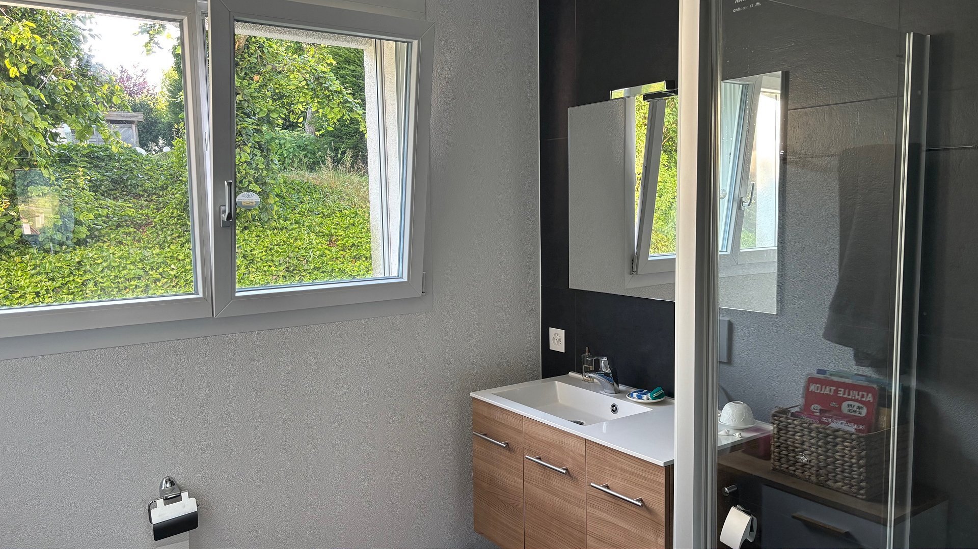 Helles Badezimmer mit Fenster und Waschtisch
