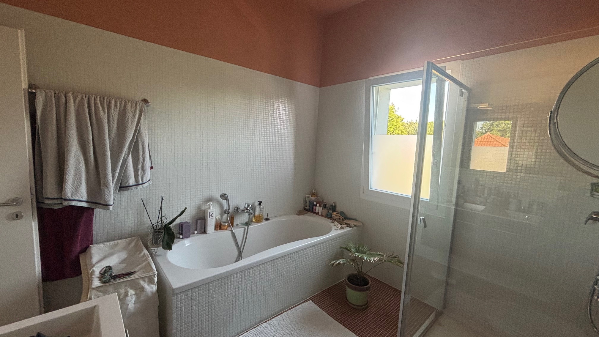 Modernes Badezimmer mit Badewanne und Dusche