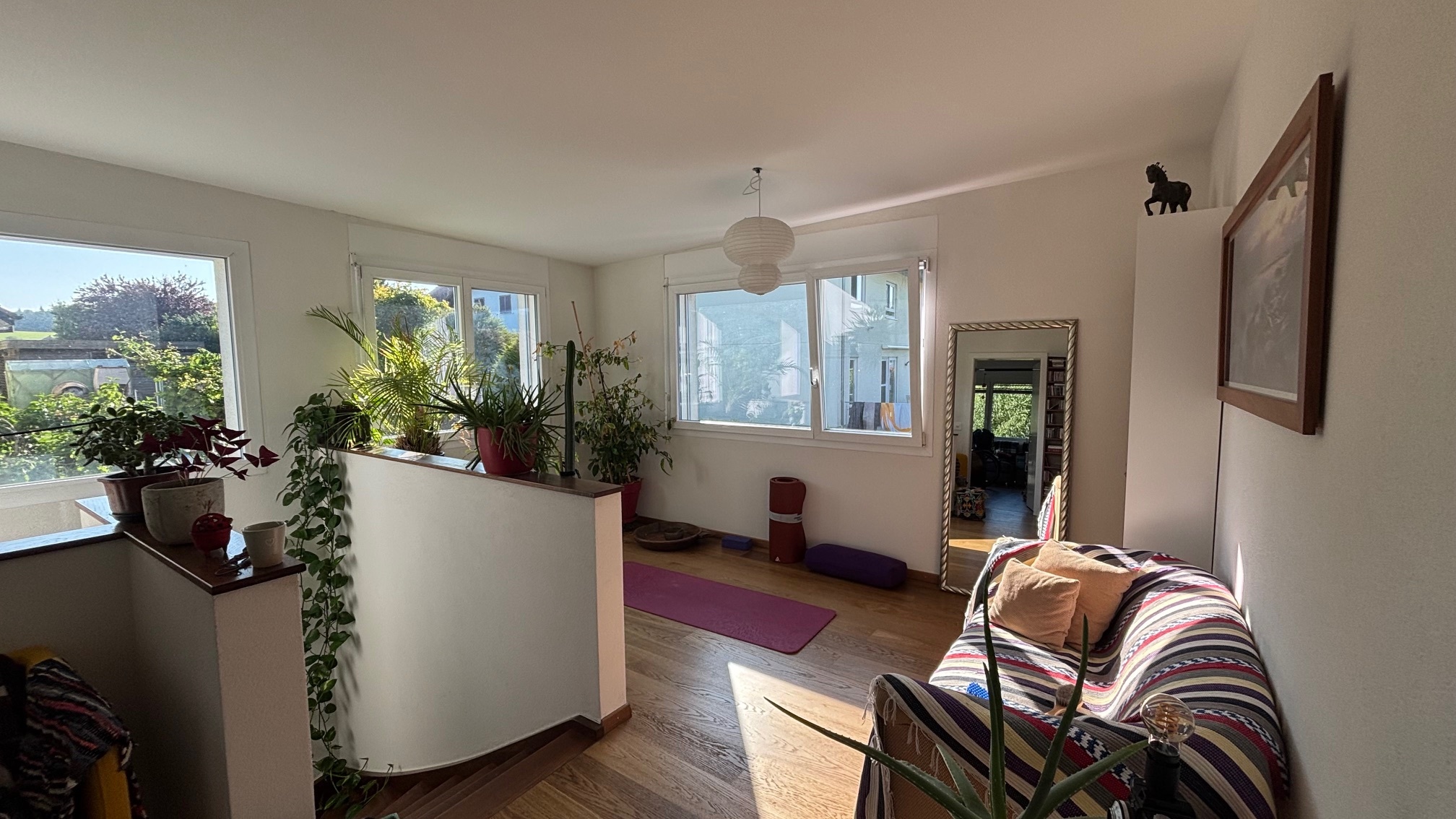 Helles Wohnzimmer mit vielen Pflanzen