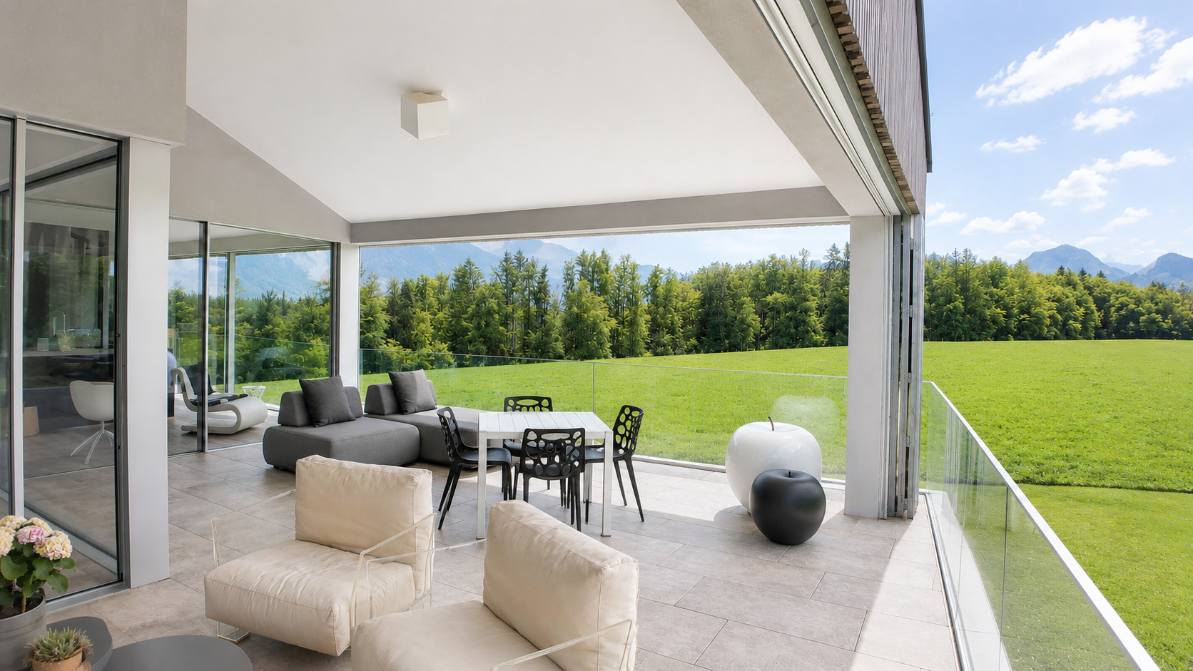 Überdachte Terrasse mit Panoramablick