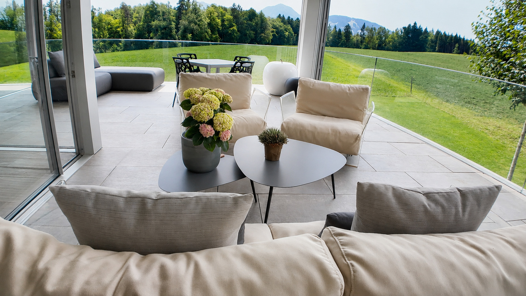 Moderne Terrasse mit Bergblick