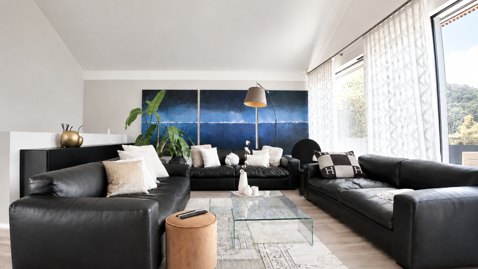 Modernes Wohnzimmer mit Panoramafenster