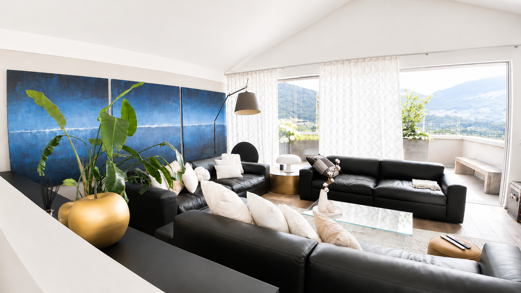 Heller Wohnraum mit Panoramablick und Balkon