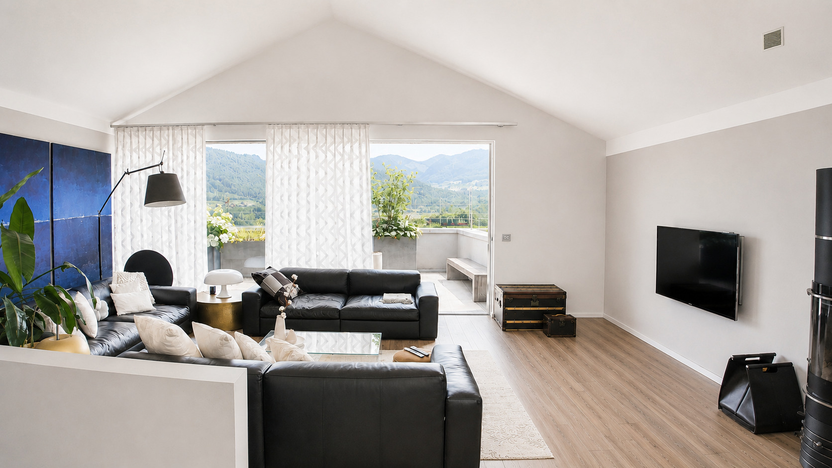 Wohnzimmer mit Bergblick und Balkon