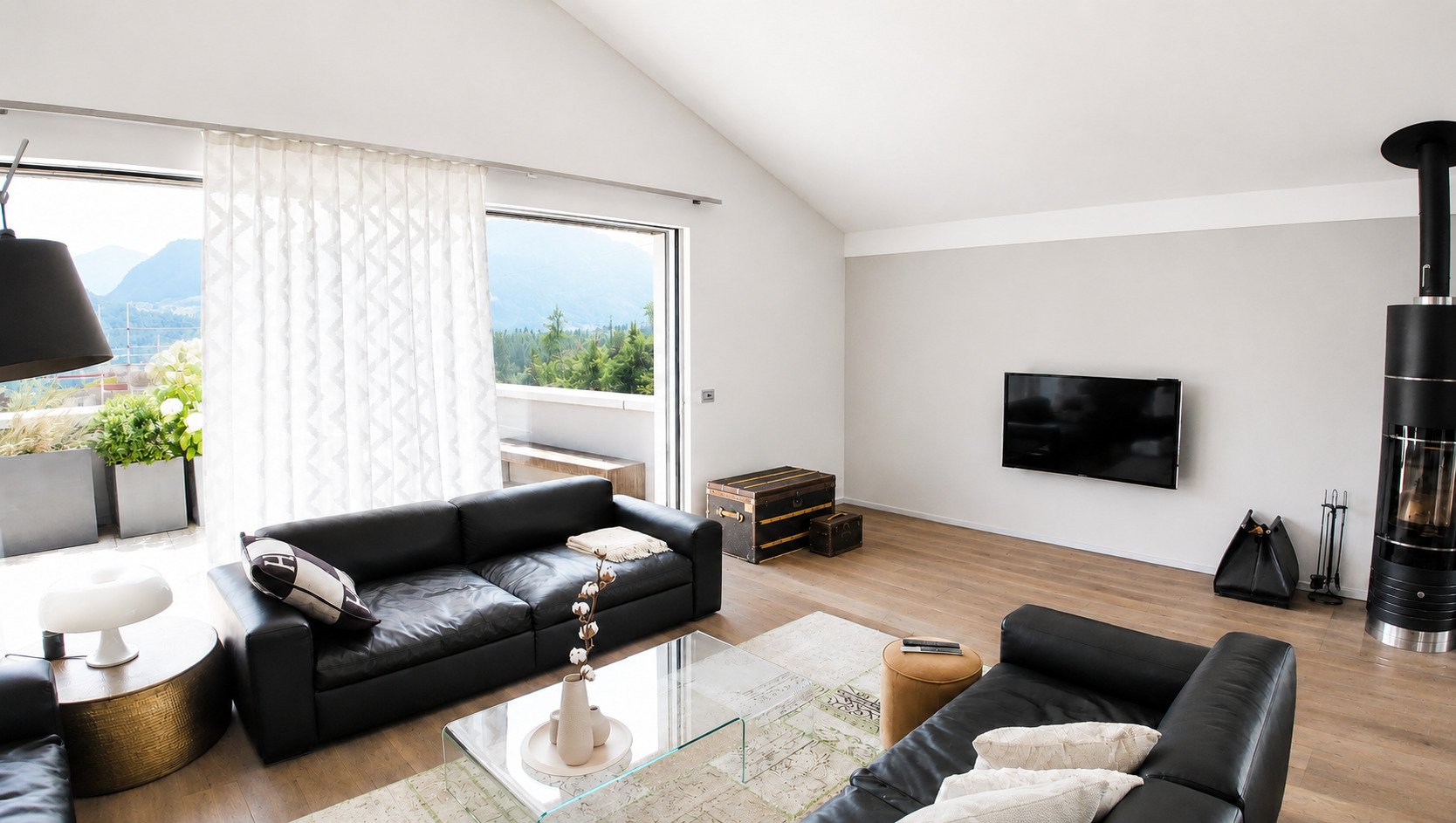 Helles Wohnzimmer mit Bergblick