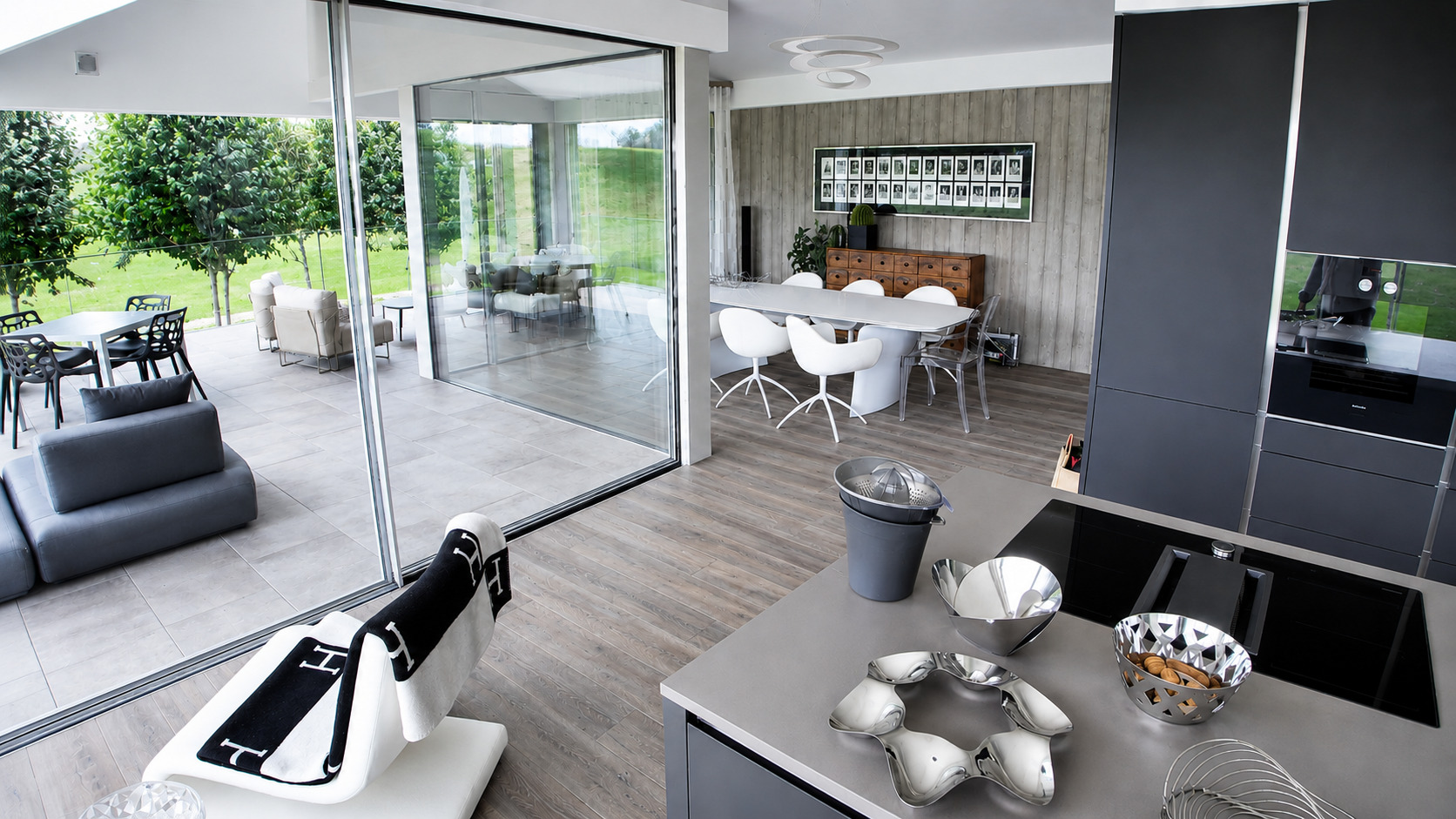 Moderne offene Wohnküche mit Terrasse