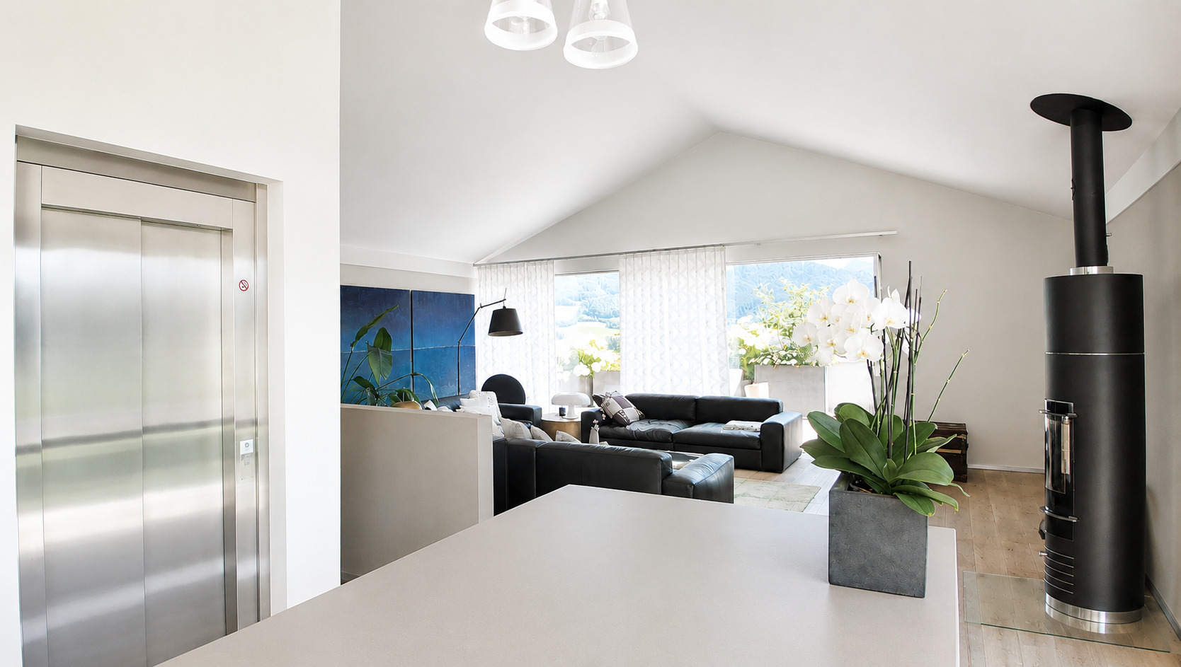 Helles Wohnzimmer mit Kamin und Aufzug