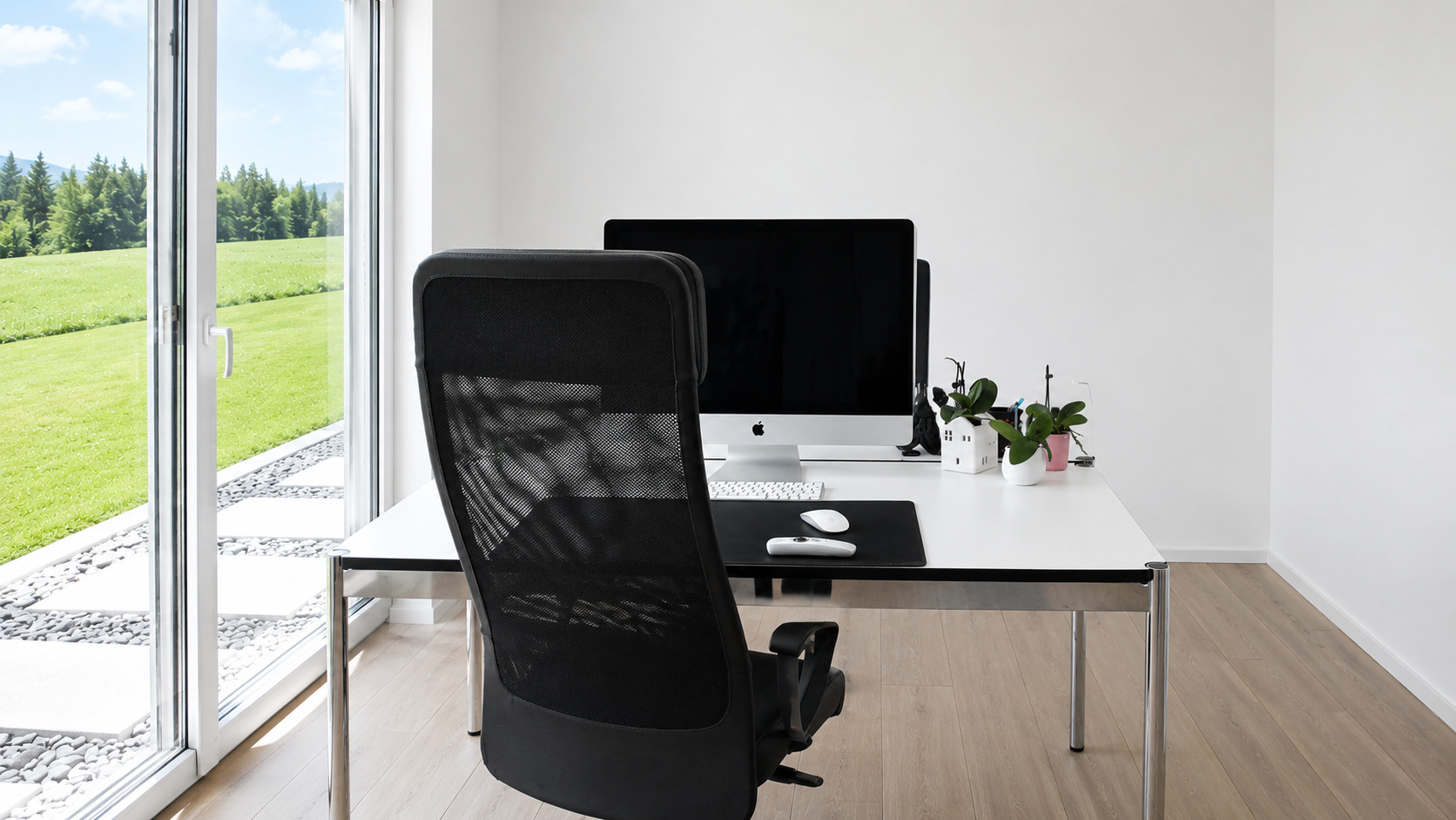 Modernes Arbeitszimmer mit Blick ins Grüne
